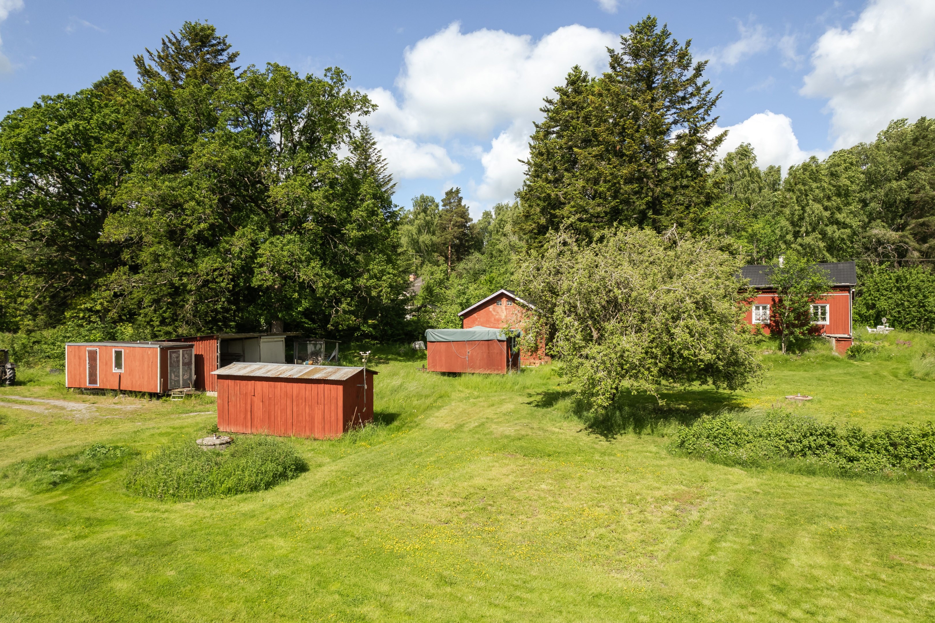 Flera byggnader på tomten