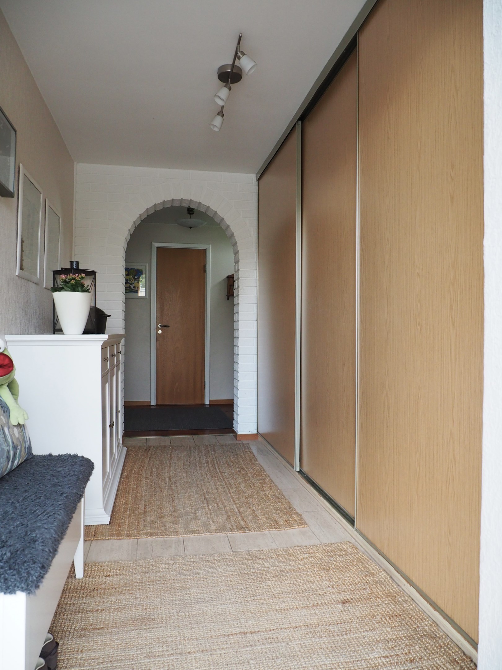 Hall med skjutörrsgarderober
