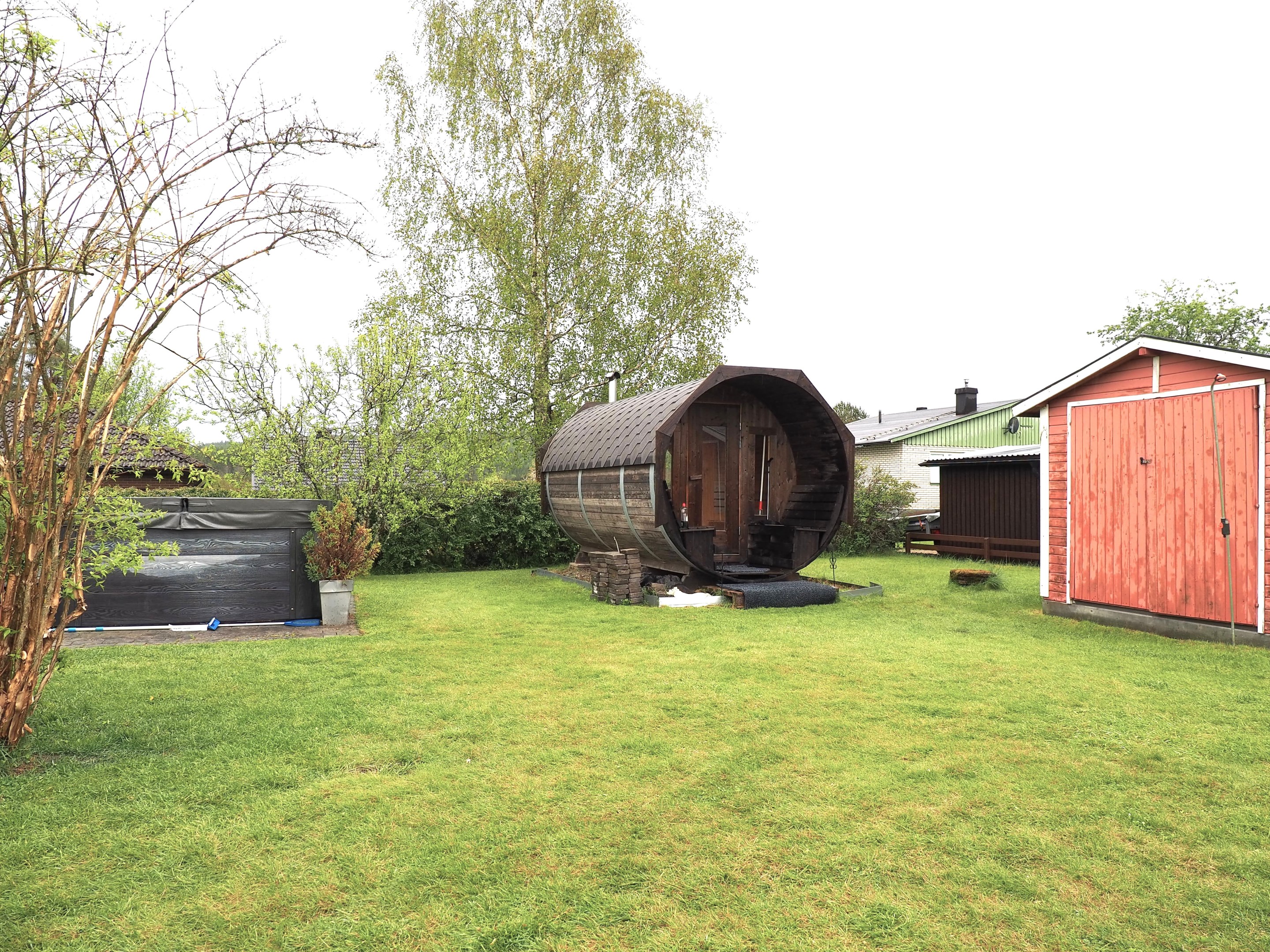 Bubbelbad/vedeldad bastu/förråd