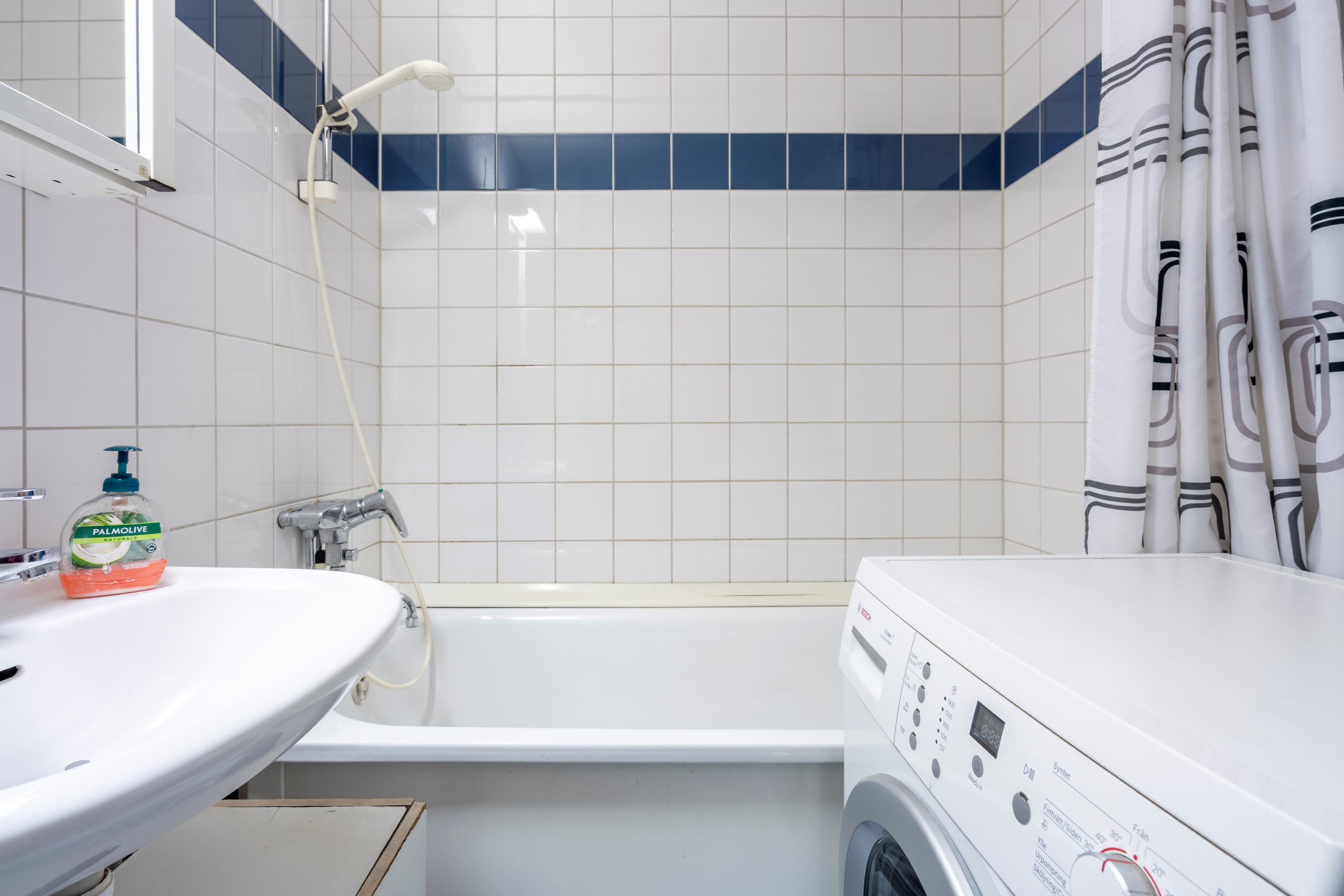 Badrum med badkar. Tvättmaskin medföljer vid försäljning