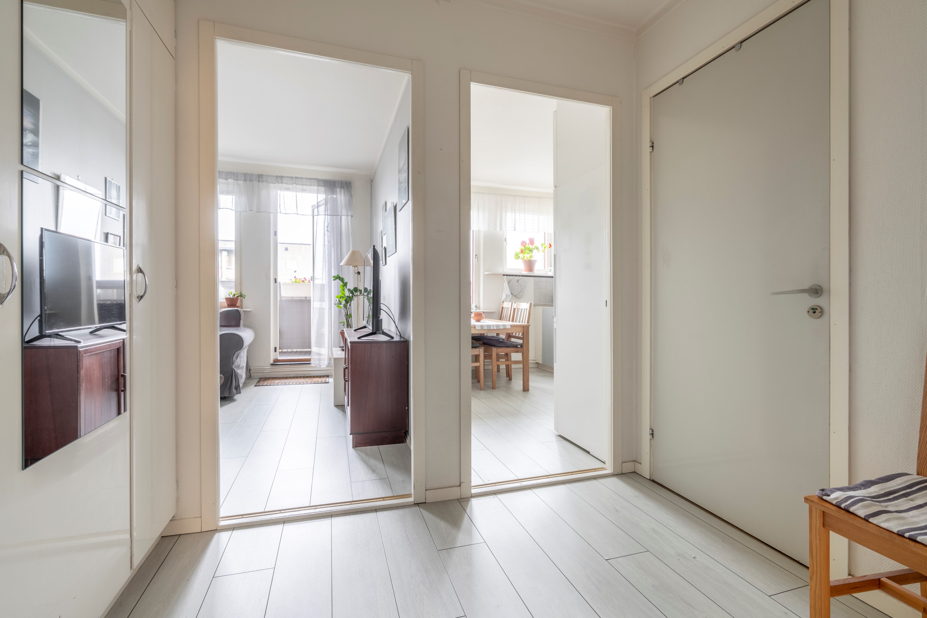 Från hall mot badrum, kök och allrum