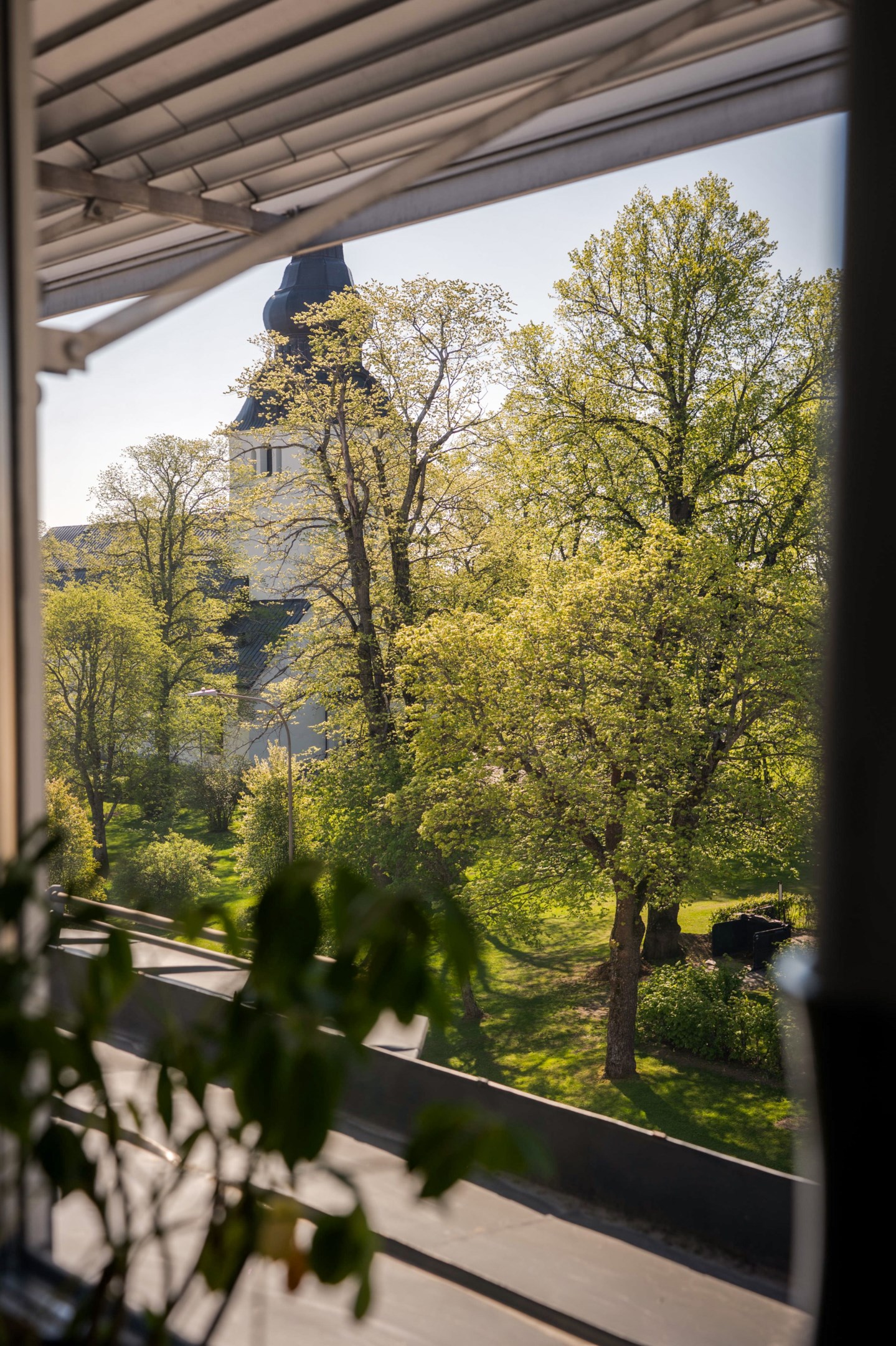 Utsikt mot Hudiksvalls kyrka och även en glimt av havet