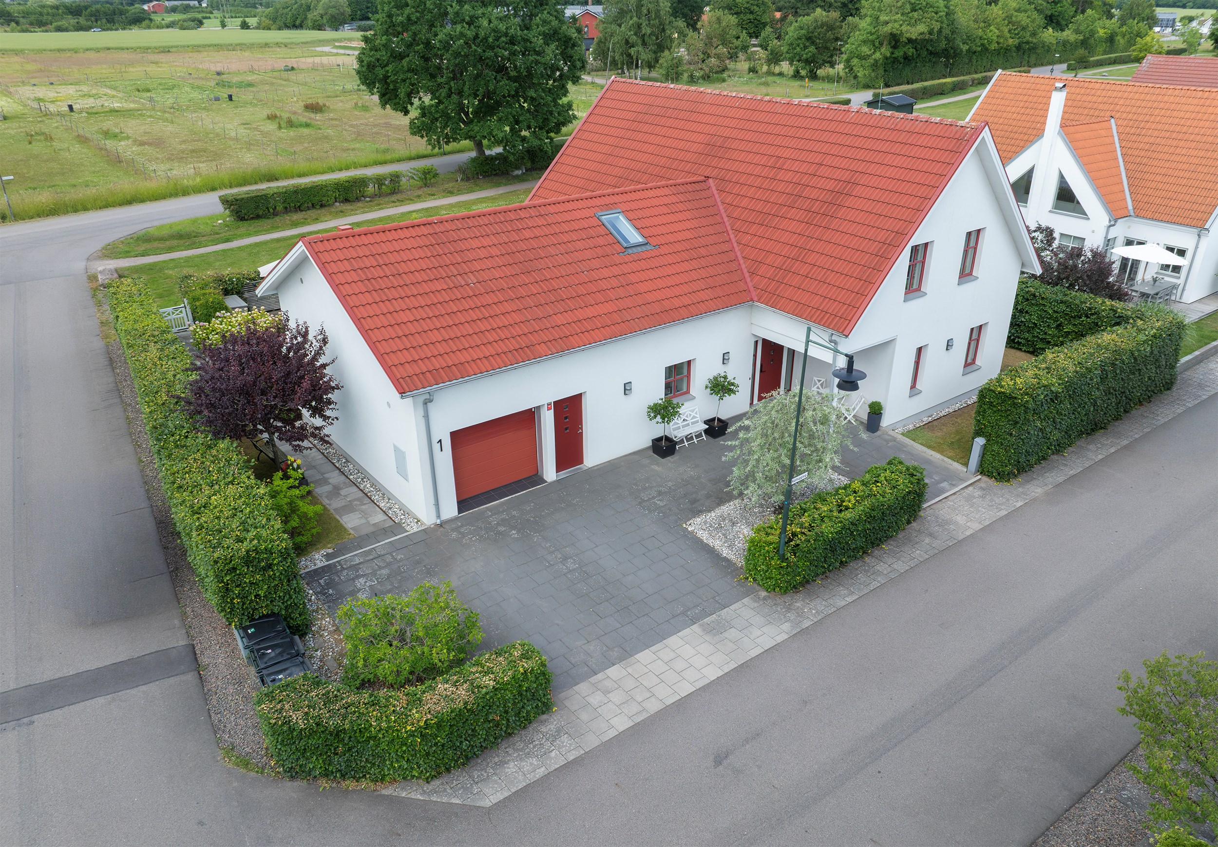 Garage med plats för bilar på infarten