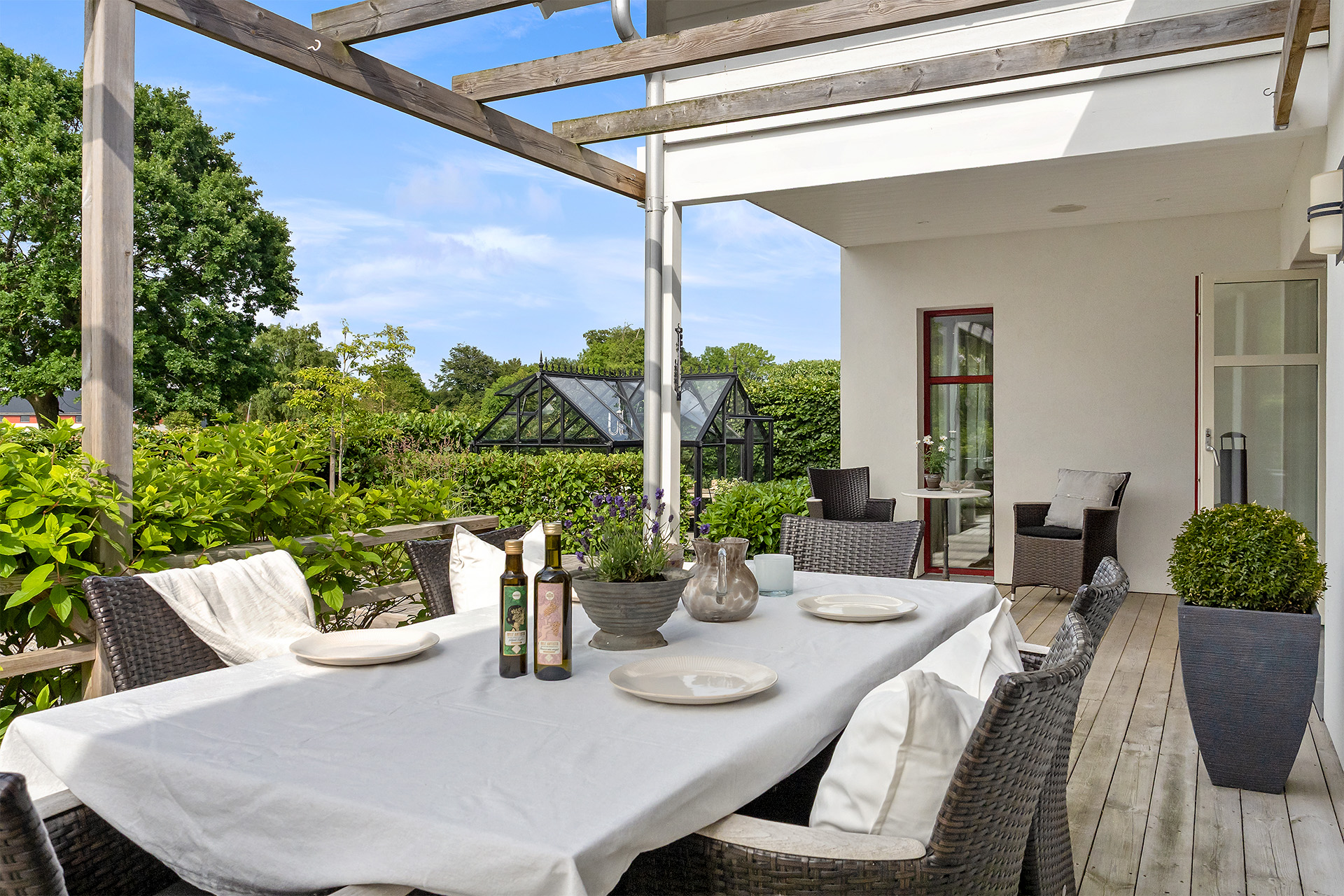 Matplats ute och pergola