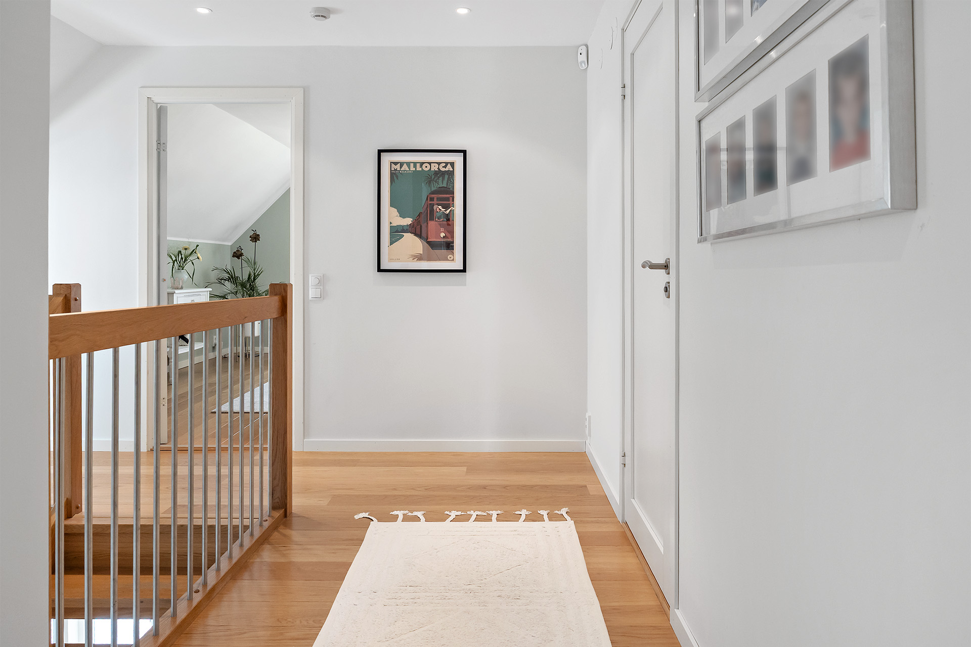 Vy mot masterbedroom - badrum till höger