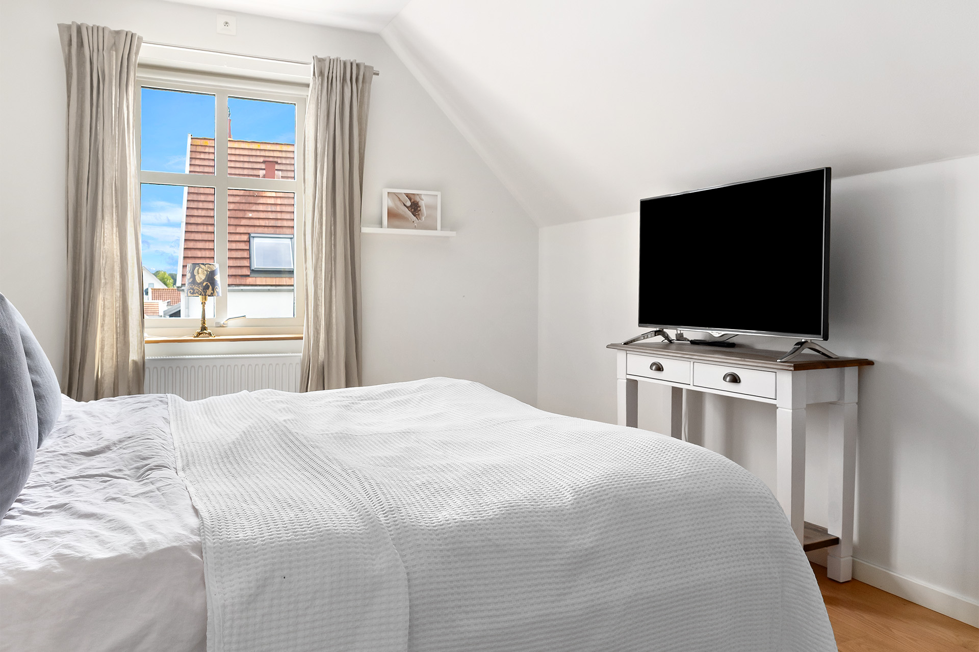 Fint rum med fönster mot gatan