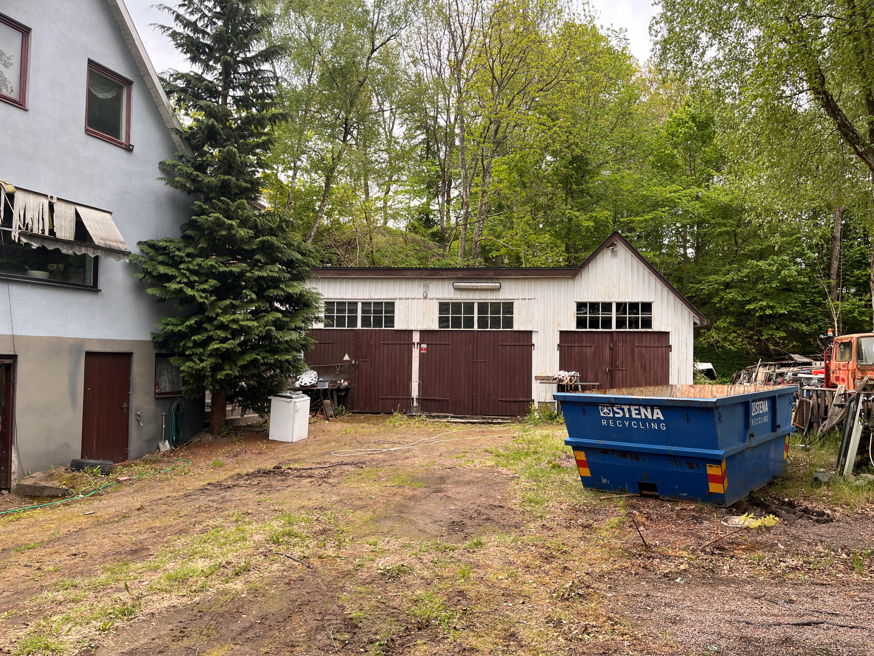 Infart till fastigheten, garage/verkstad