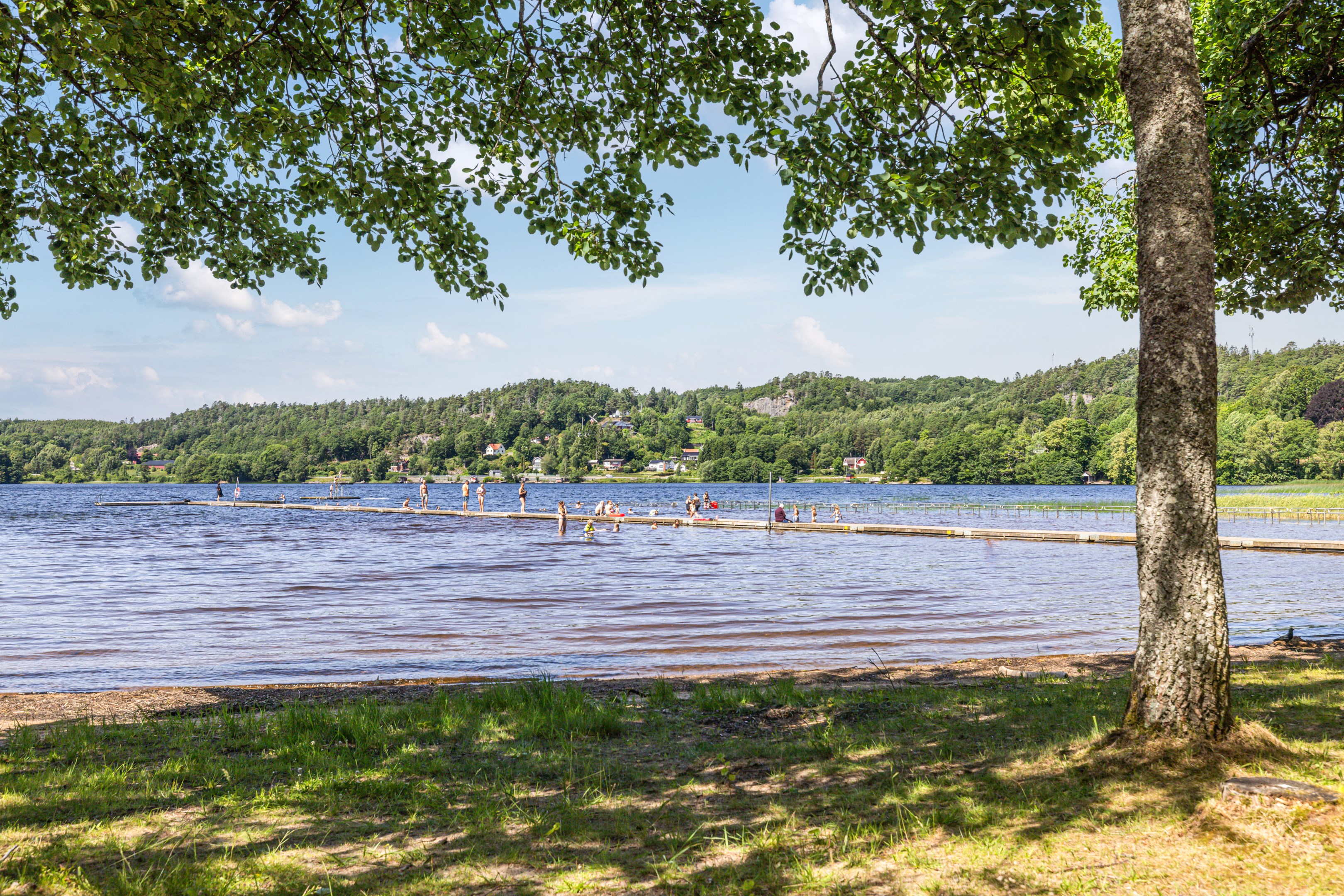 Kommunal badplats med sandstrand, bryggor och hopptorn