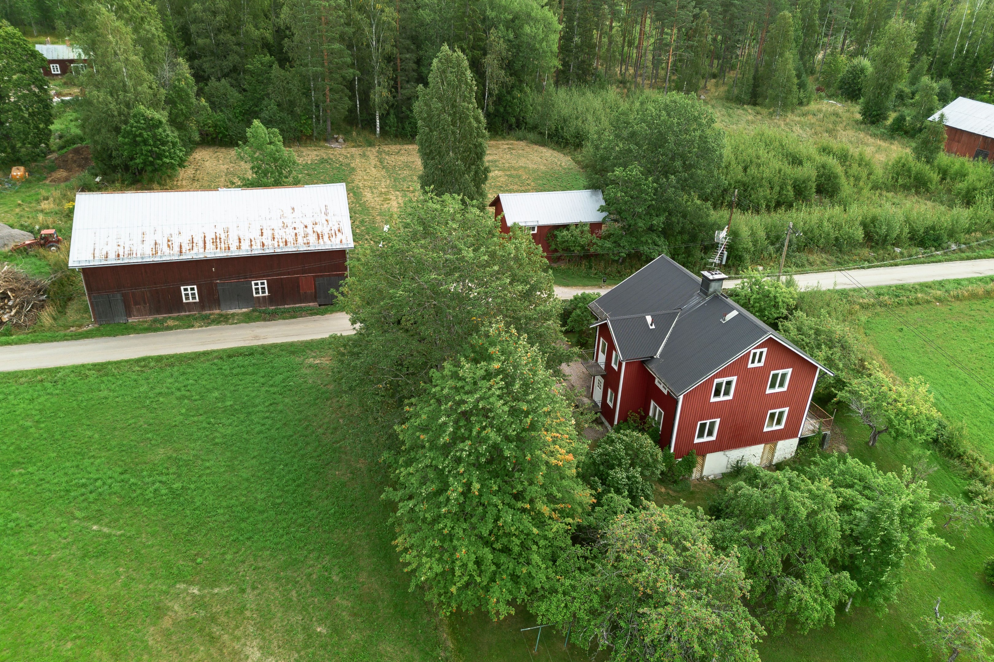 Huset samt  ekonomibyggnader