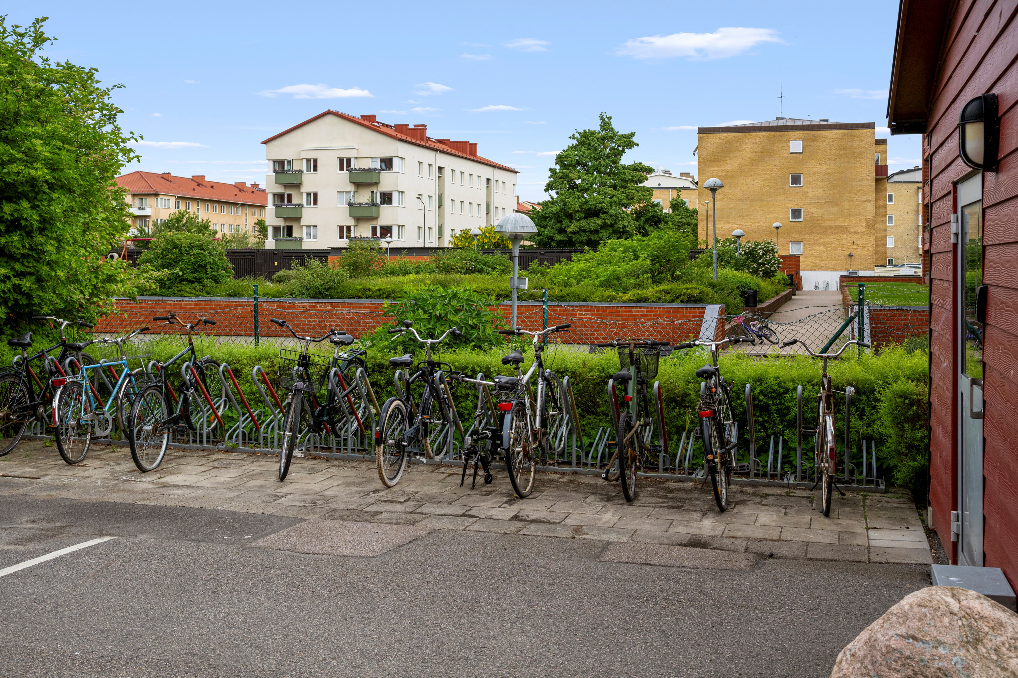 Cykelställ på gården