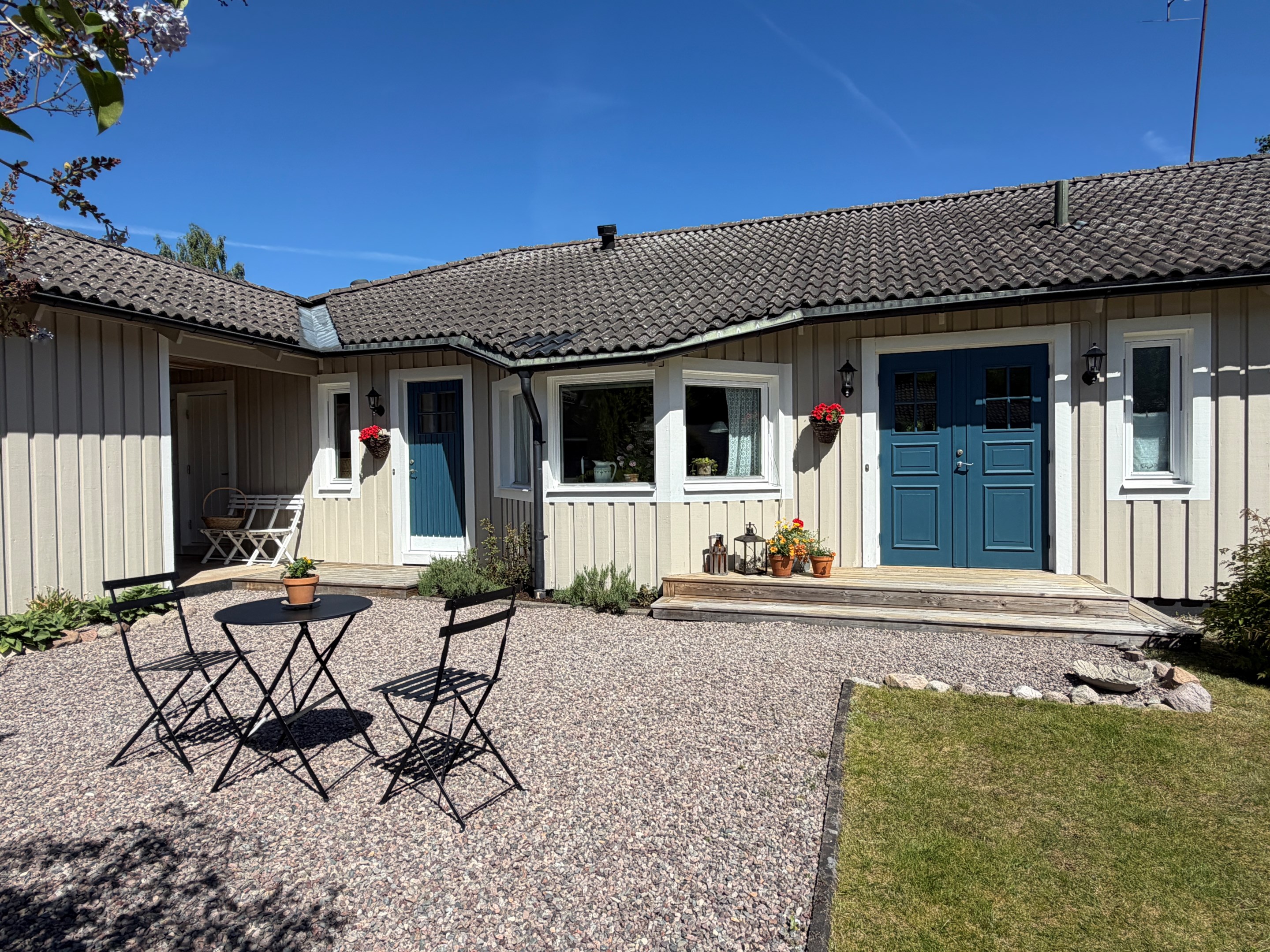 Fin uteplats i vinkeln vid entrén