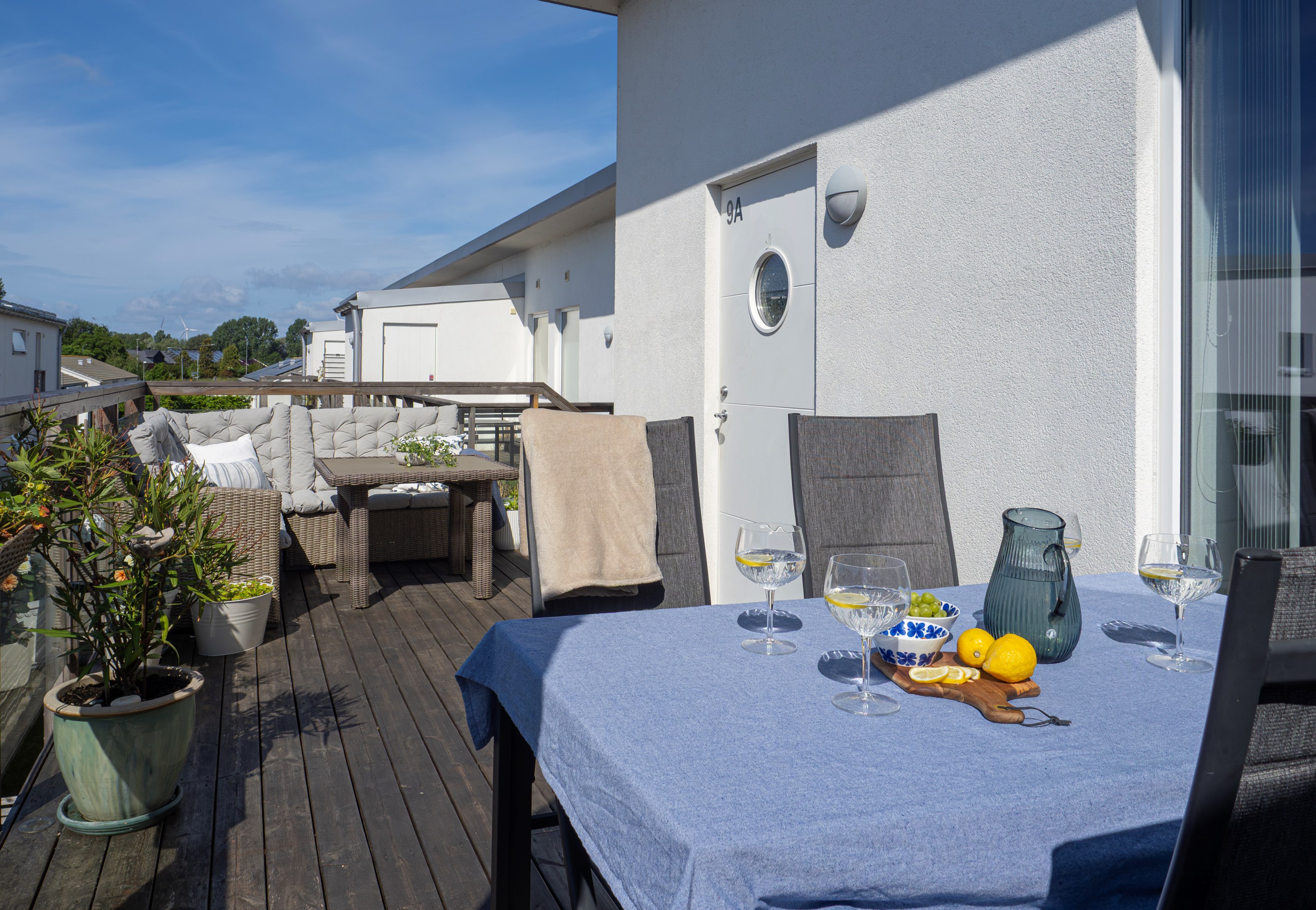Stor uteplats med sol stora delar av dagen