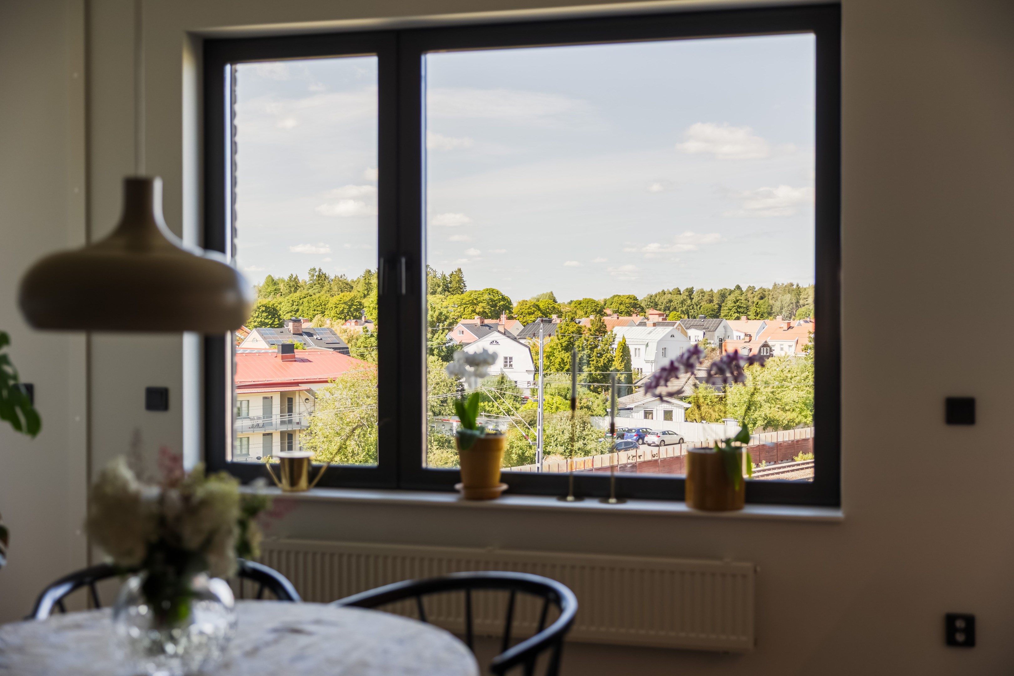 Magisk utsikt över de vackra husen i Svartbäcken med härlig kvällssol.