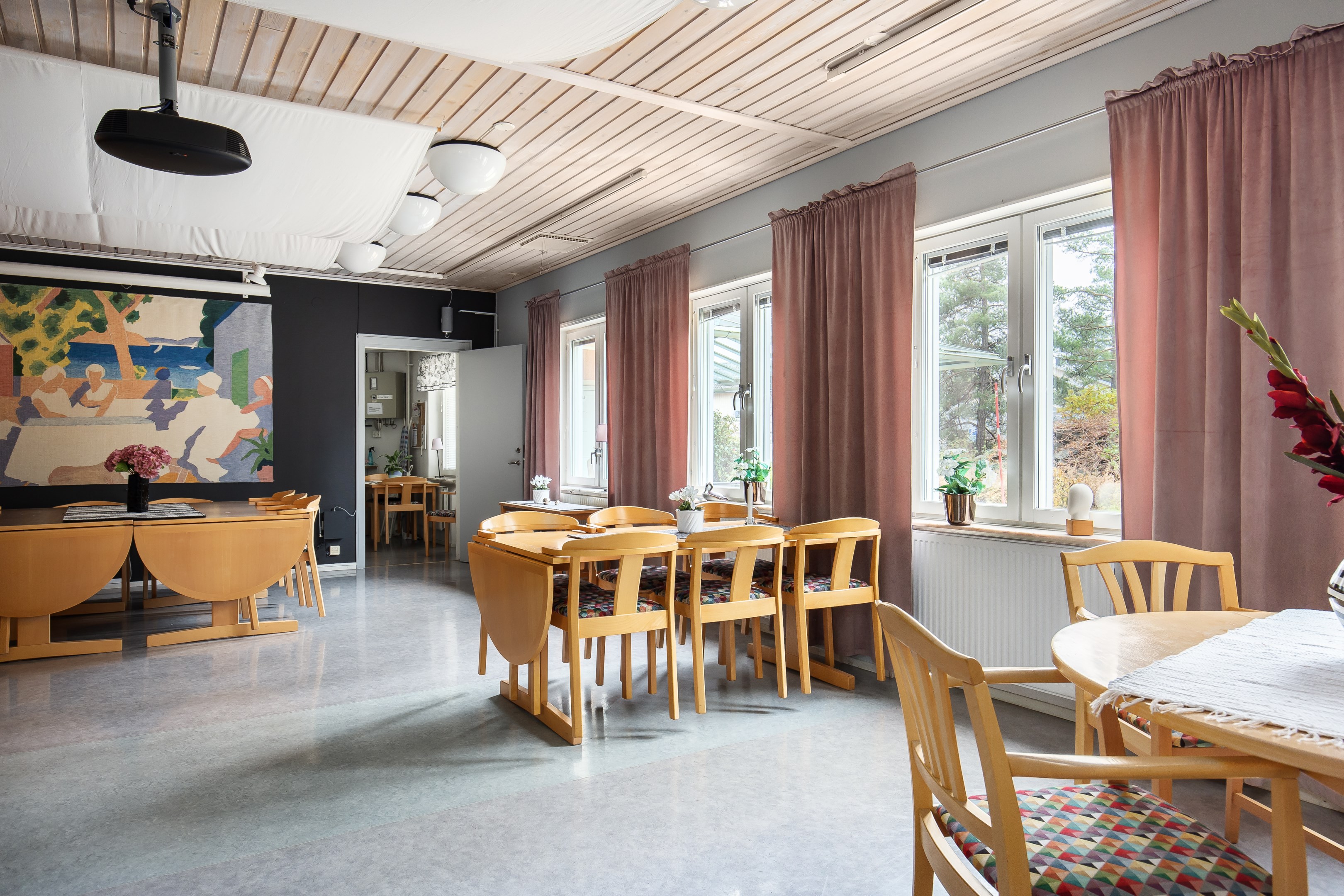 Föreningens samlingslokal Kajutan med matsal och kök återfinns kan hyras för kalas och fest