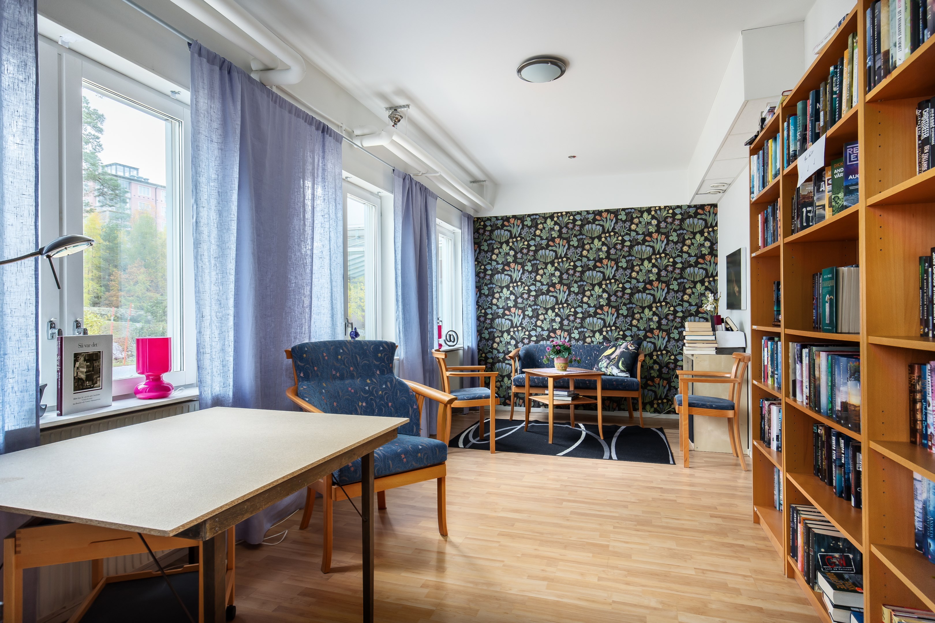 Här finns även bibliotek, bastu samt övernattningslägenhet som kan hyras för billig peng