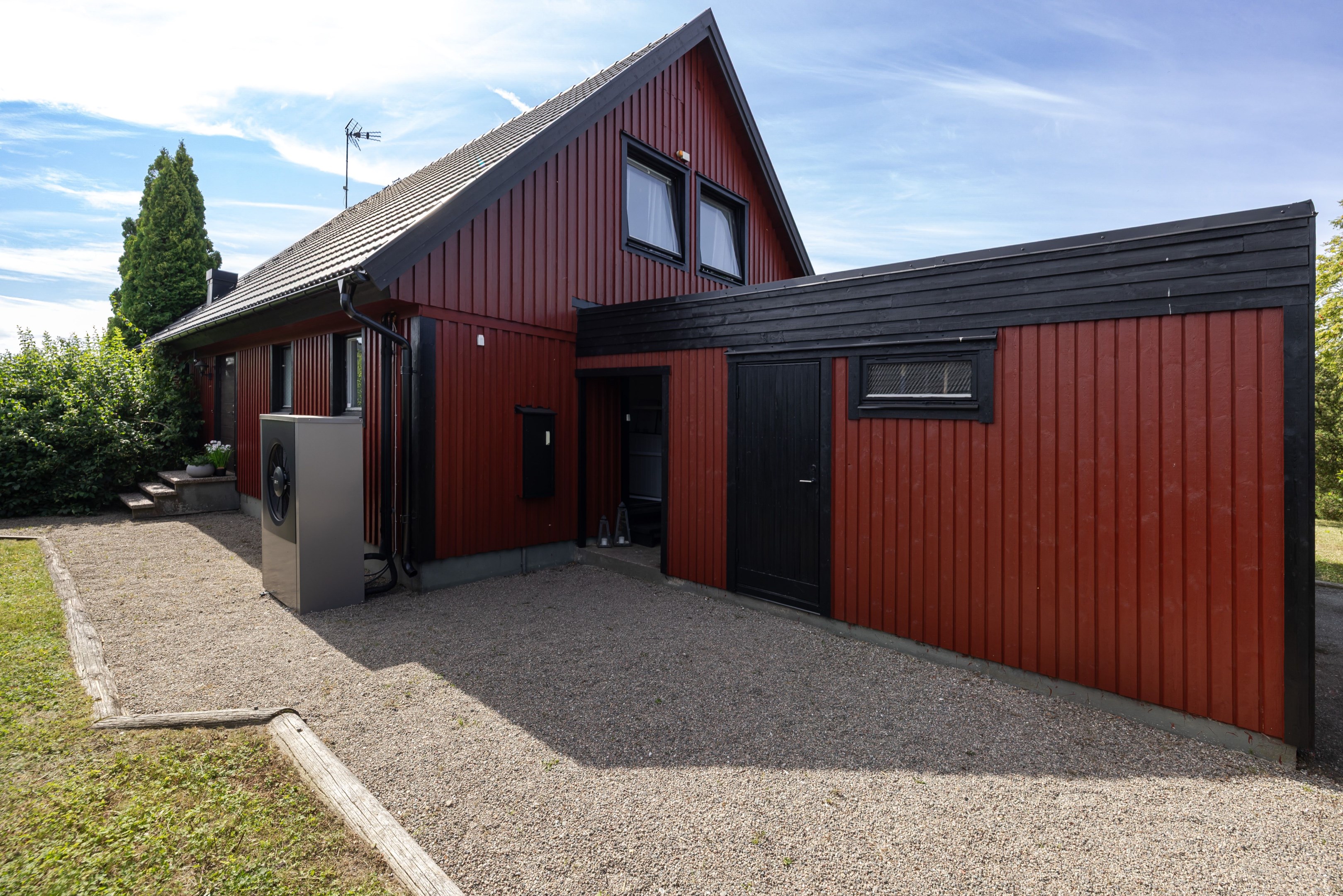 Grusad uppfart med förråd_carport