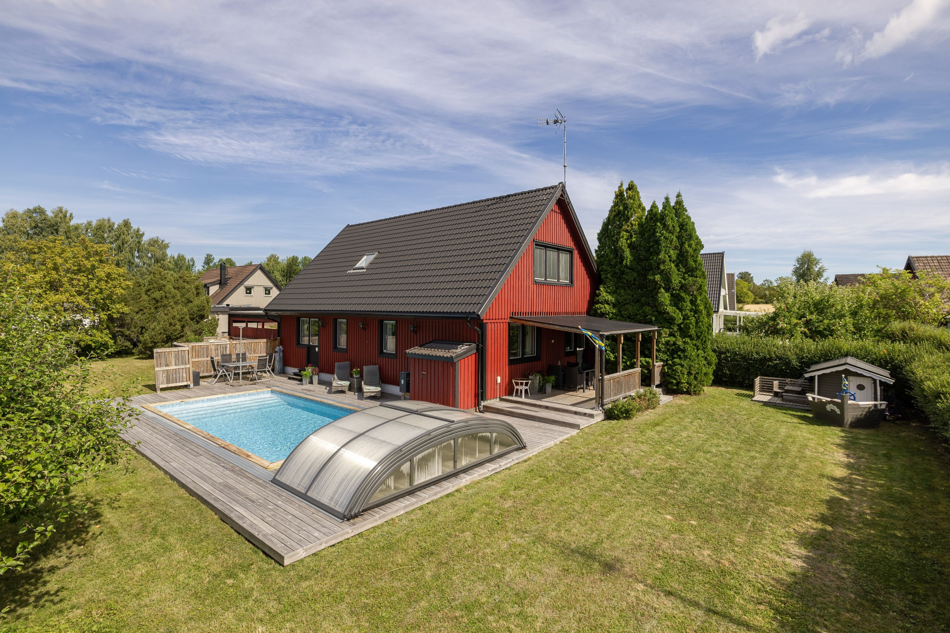 Pool med pooltak _ pooldäck_ gräsmatta
