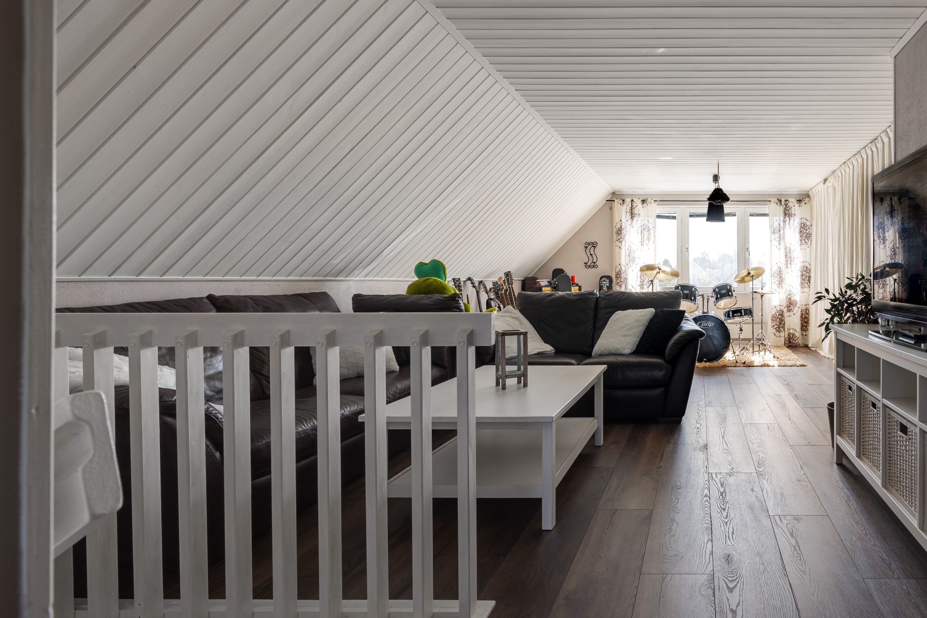 Övre plan med stort allrum