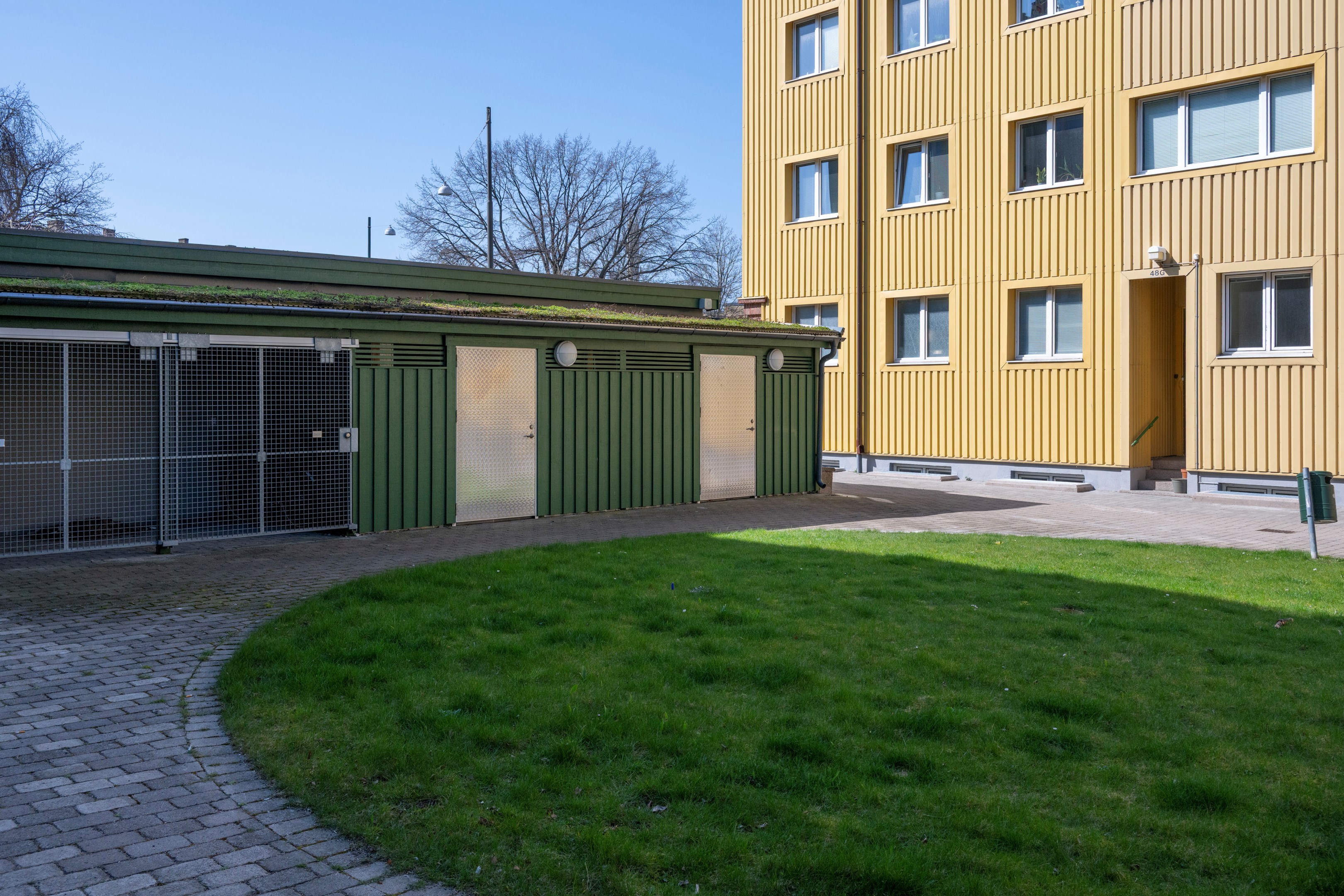 Gården med sophus/cykelförvaring