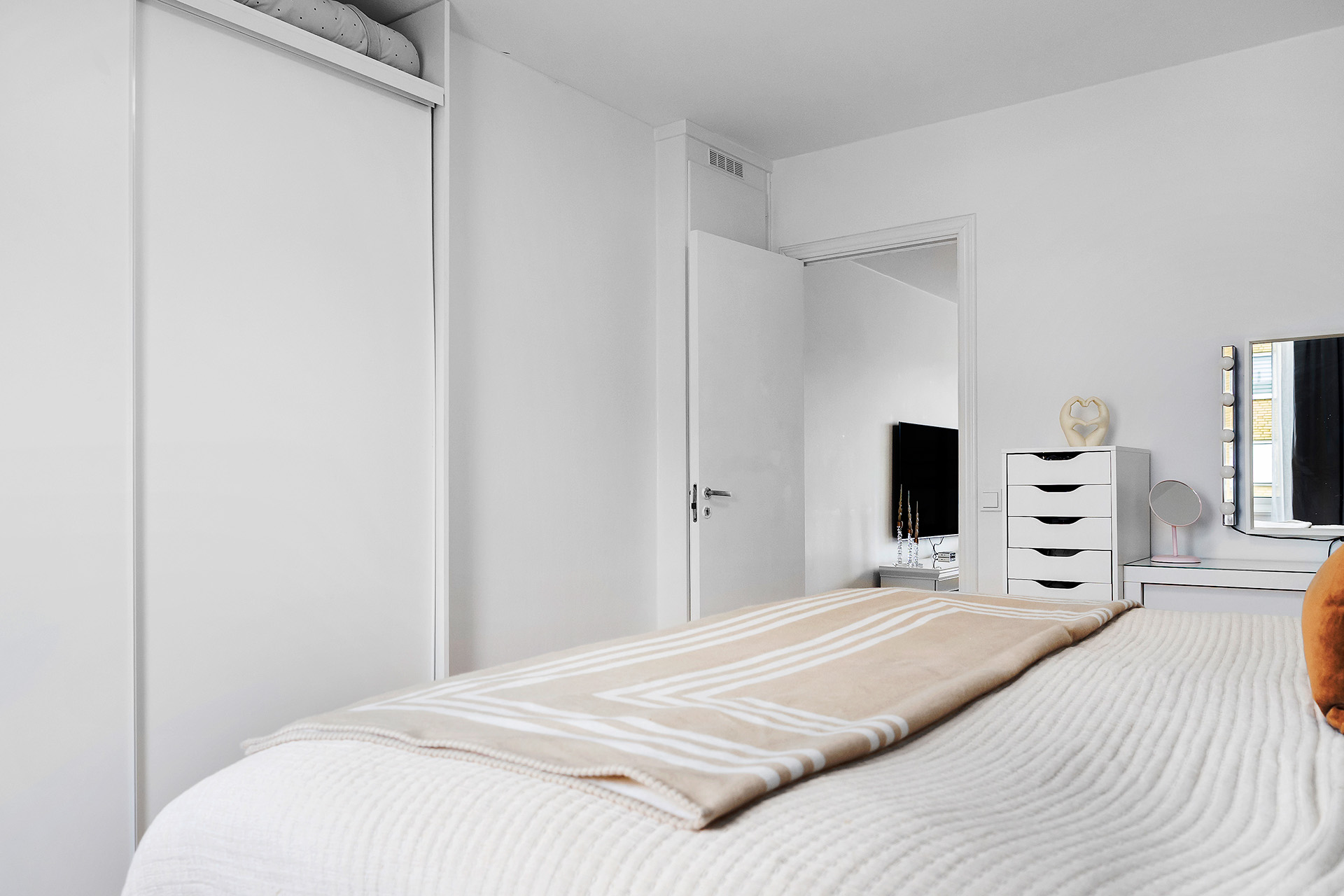 Masterbedroom med gott om förvaring
