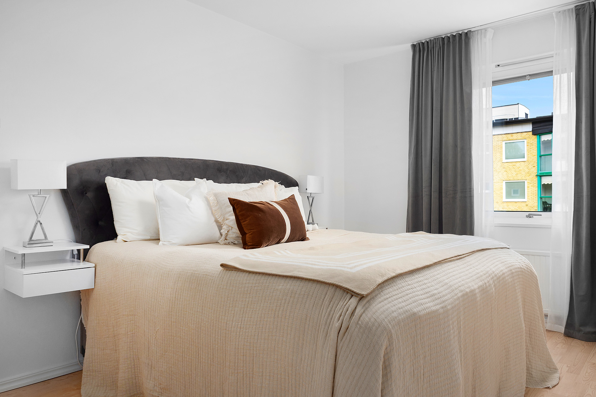 Stort trevligt masterbedroom med gott om förvaring