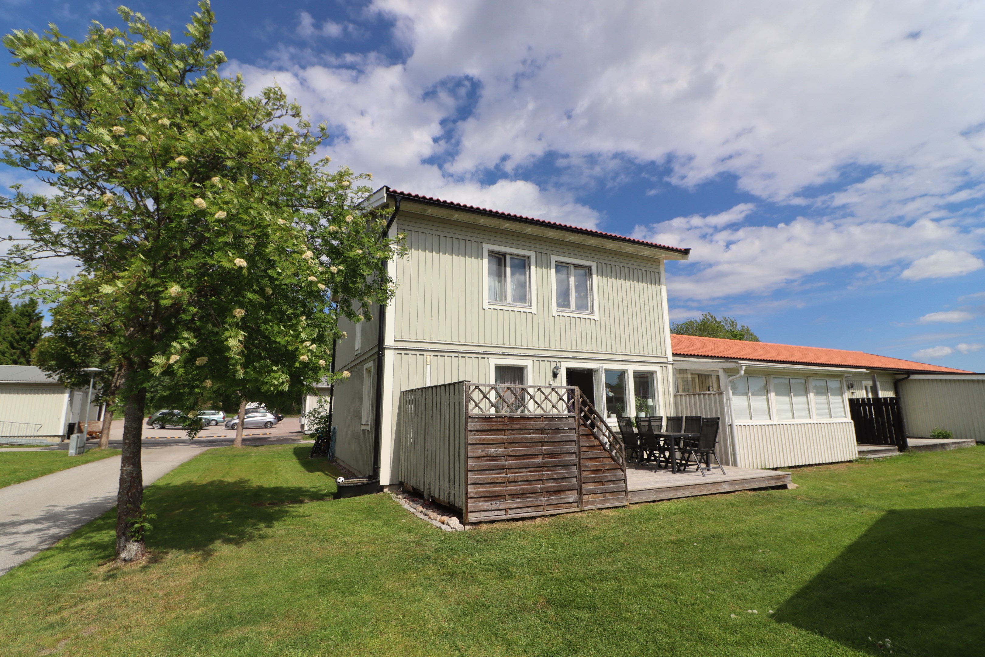 Huset med uteplats mot söder från vardagsrum