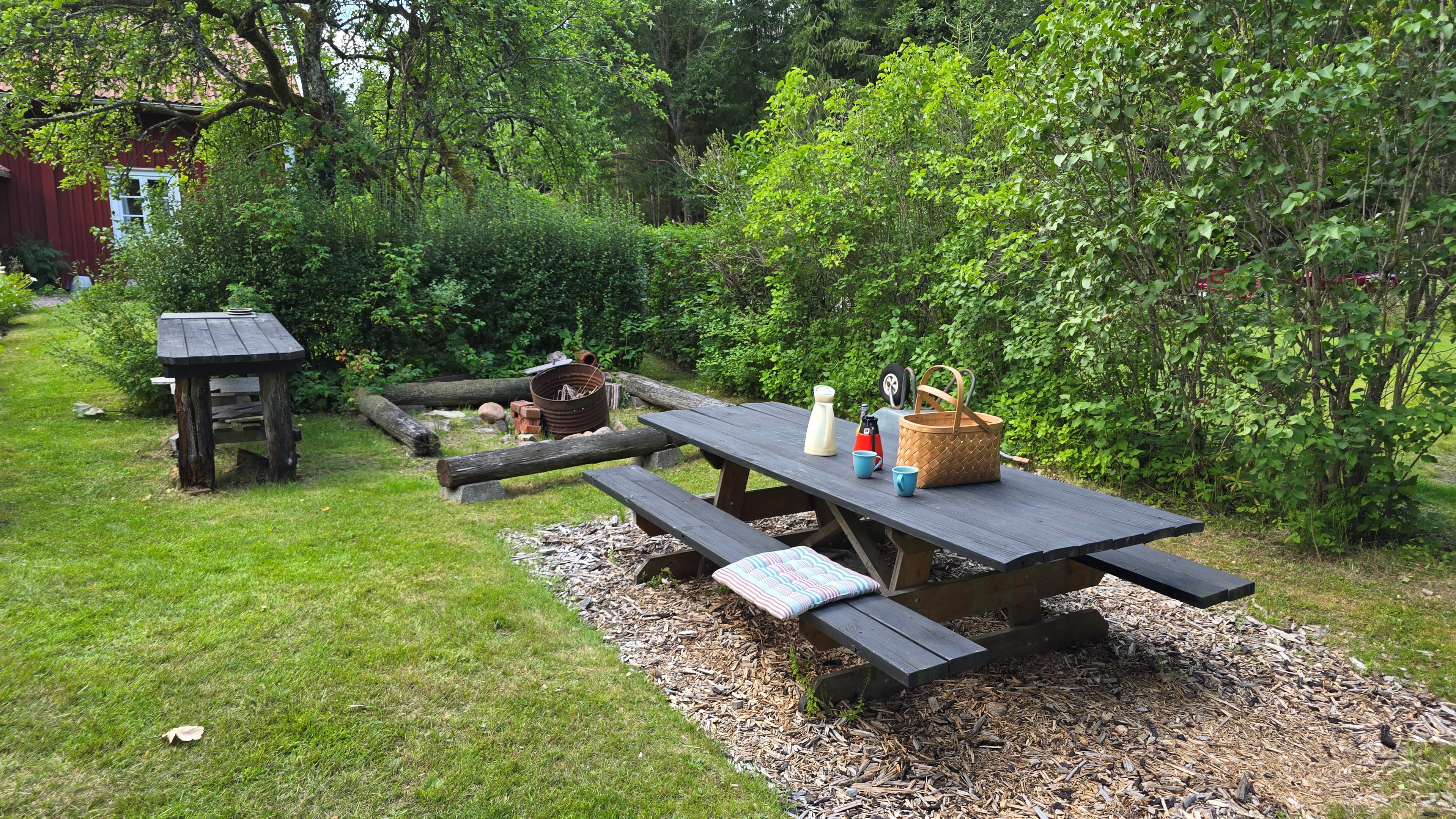 083 5_uthus_picknickbord-och-eldplats
