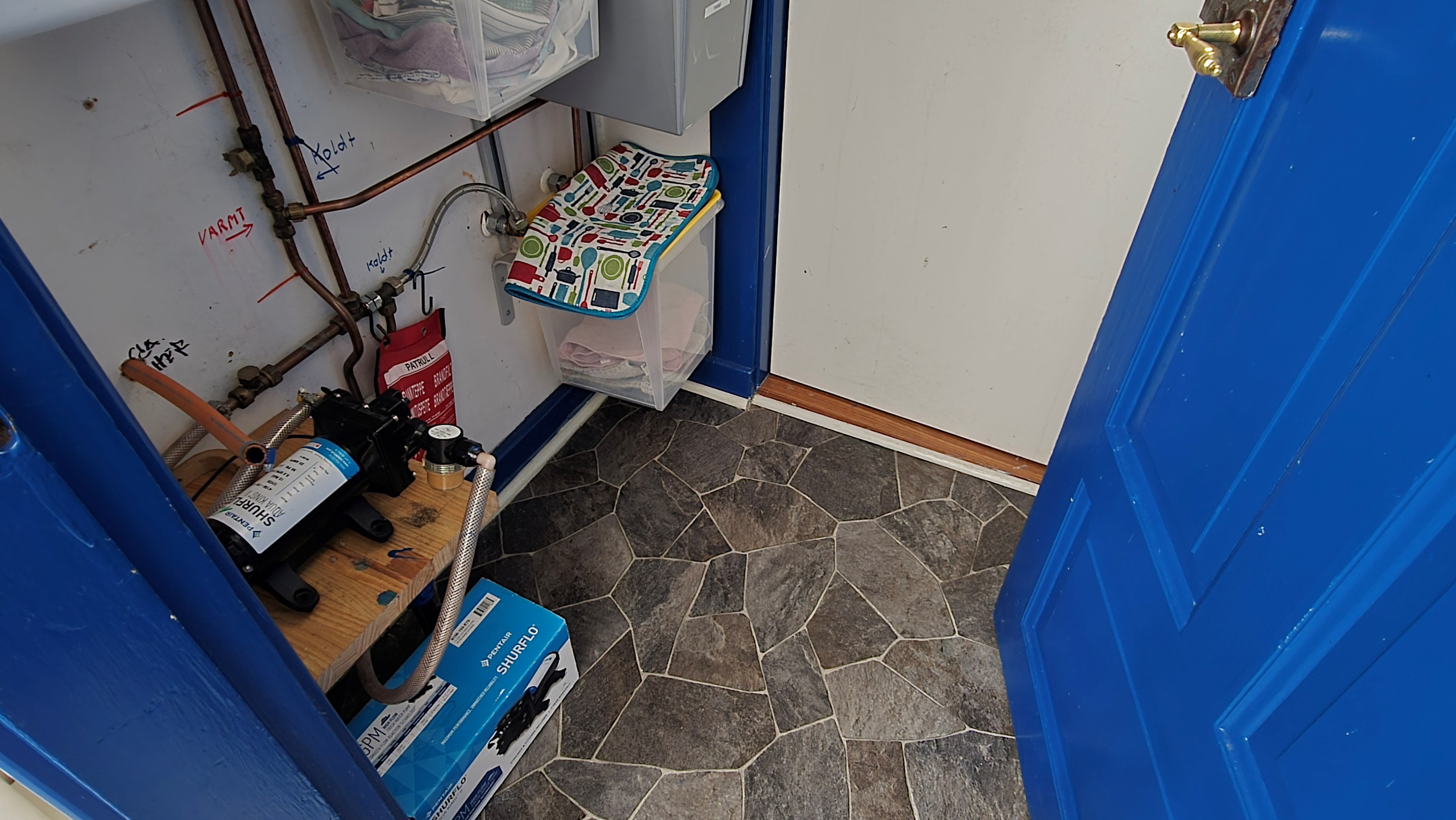 049 4_interior_vattenpump-i-skap