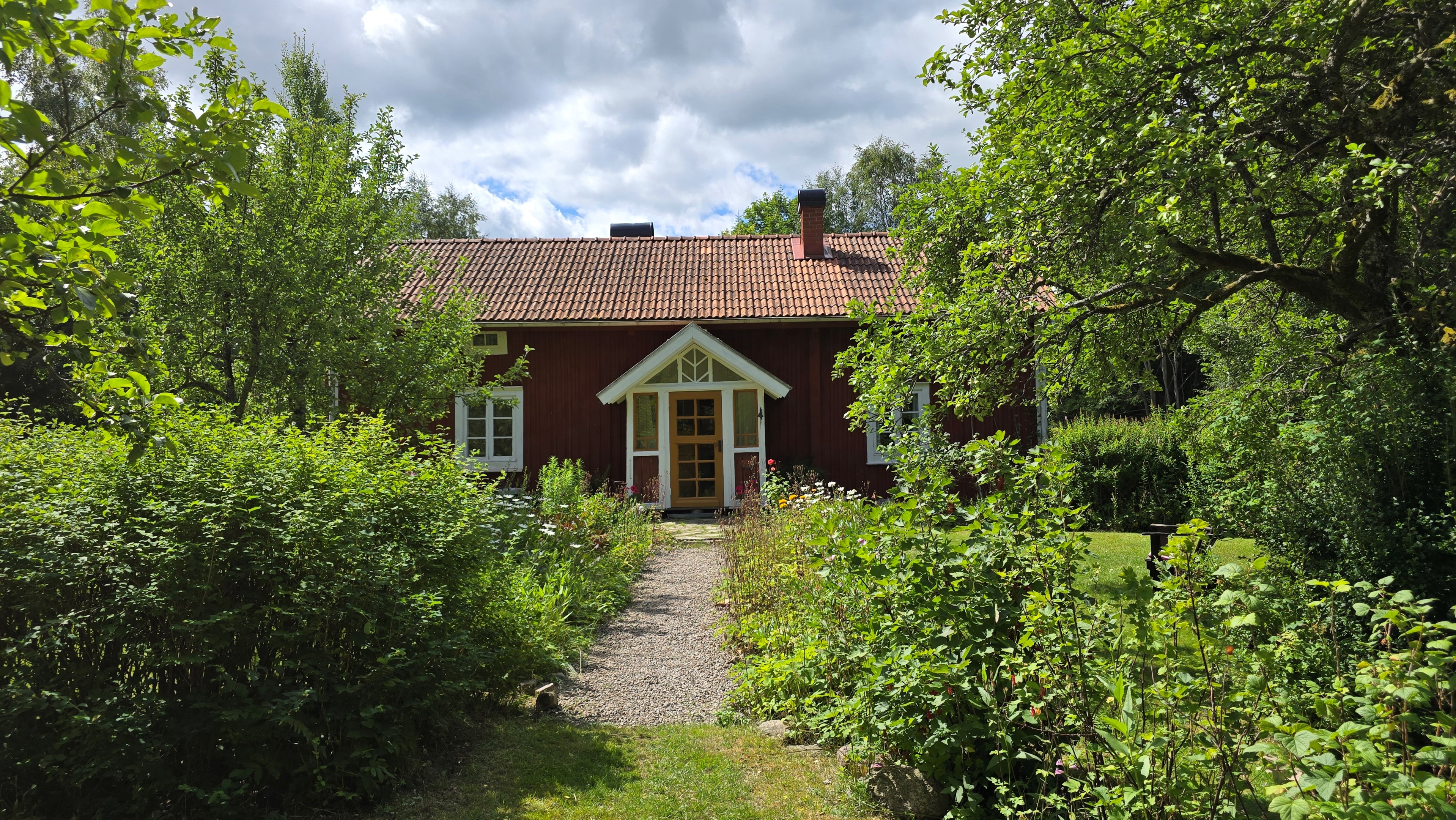 003 1_hus_framsida-genom-tradgarden