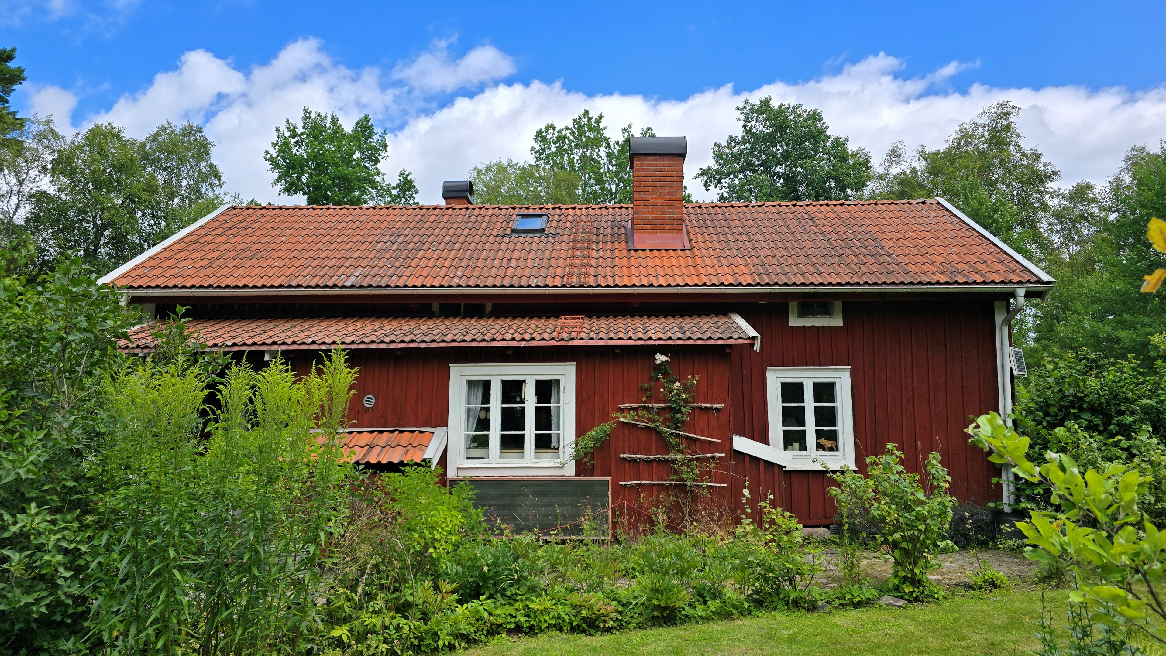 022 1_hus_langsida-sedd-fran-tradgarden