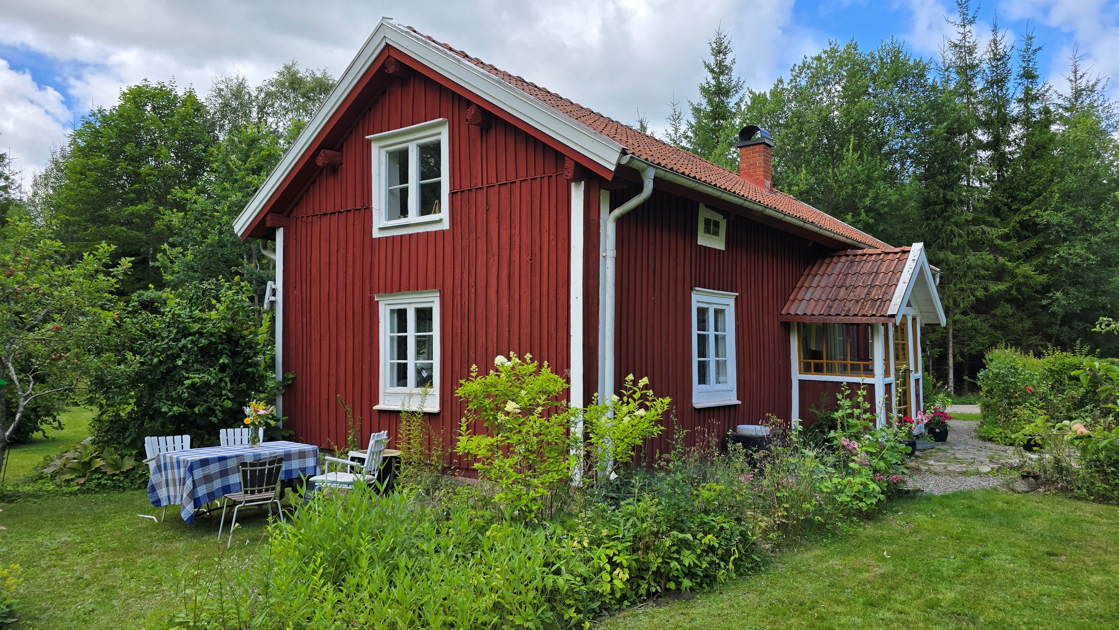 010 1_hus_gavel-med-tradgardsmobler