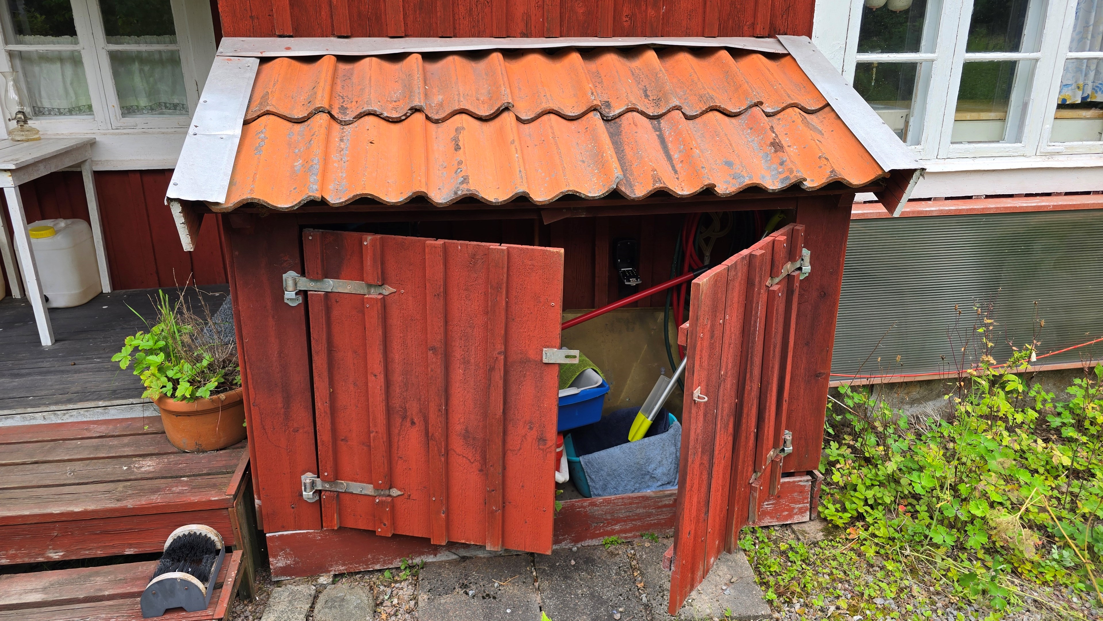 015 1_hus_gasolskap-vid-husvagg