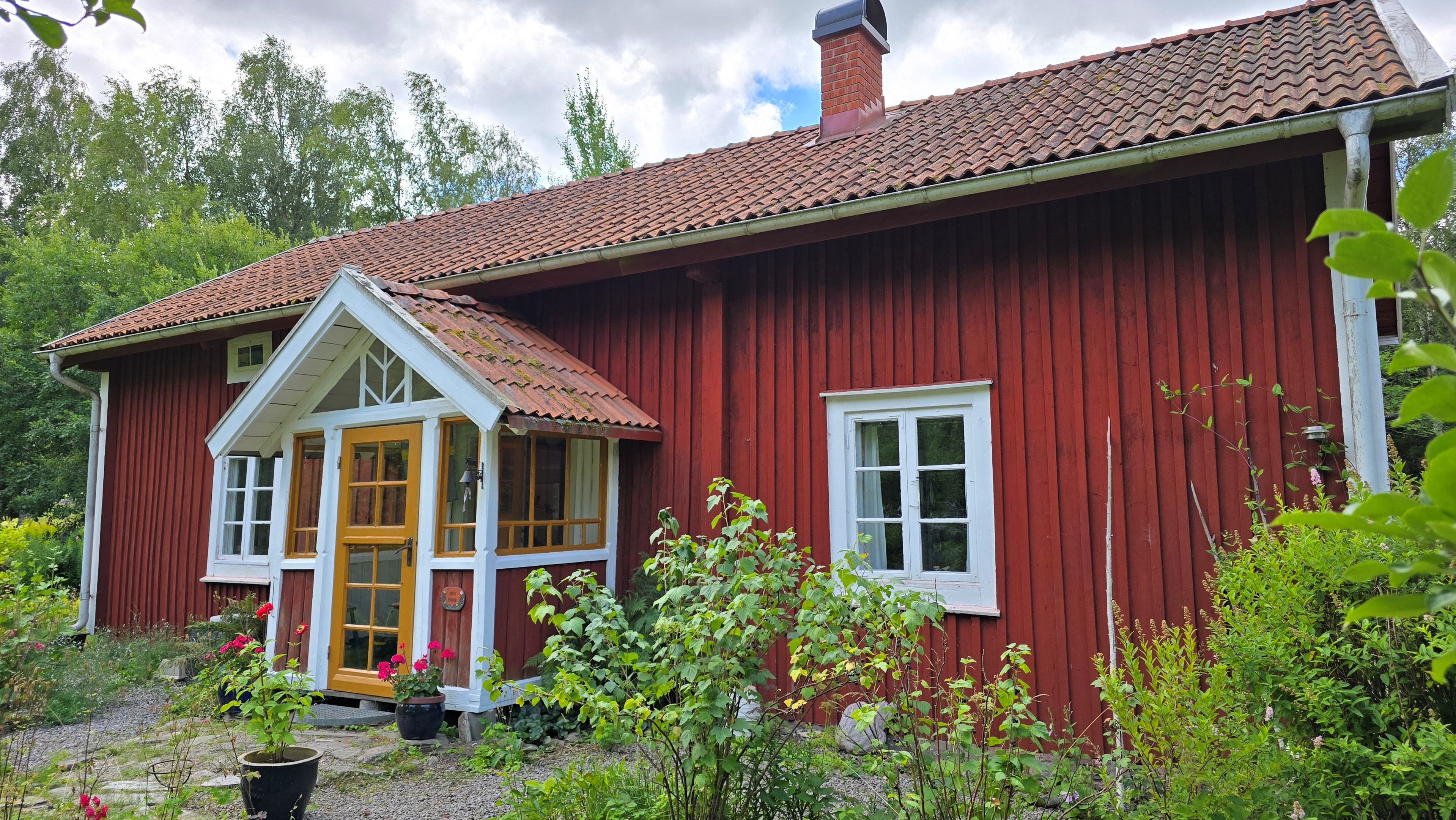 005 1_hus_framsida-snett-fran-sidan