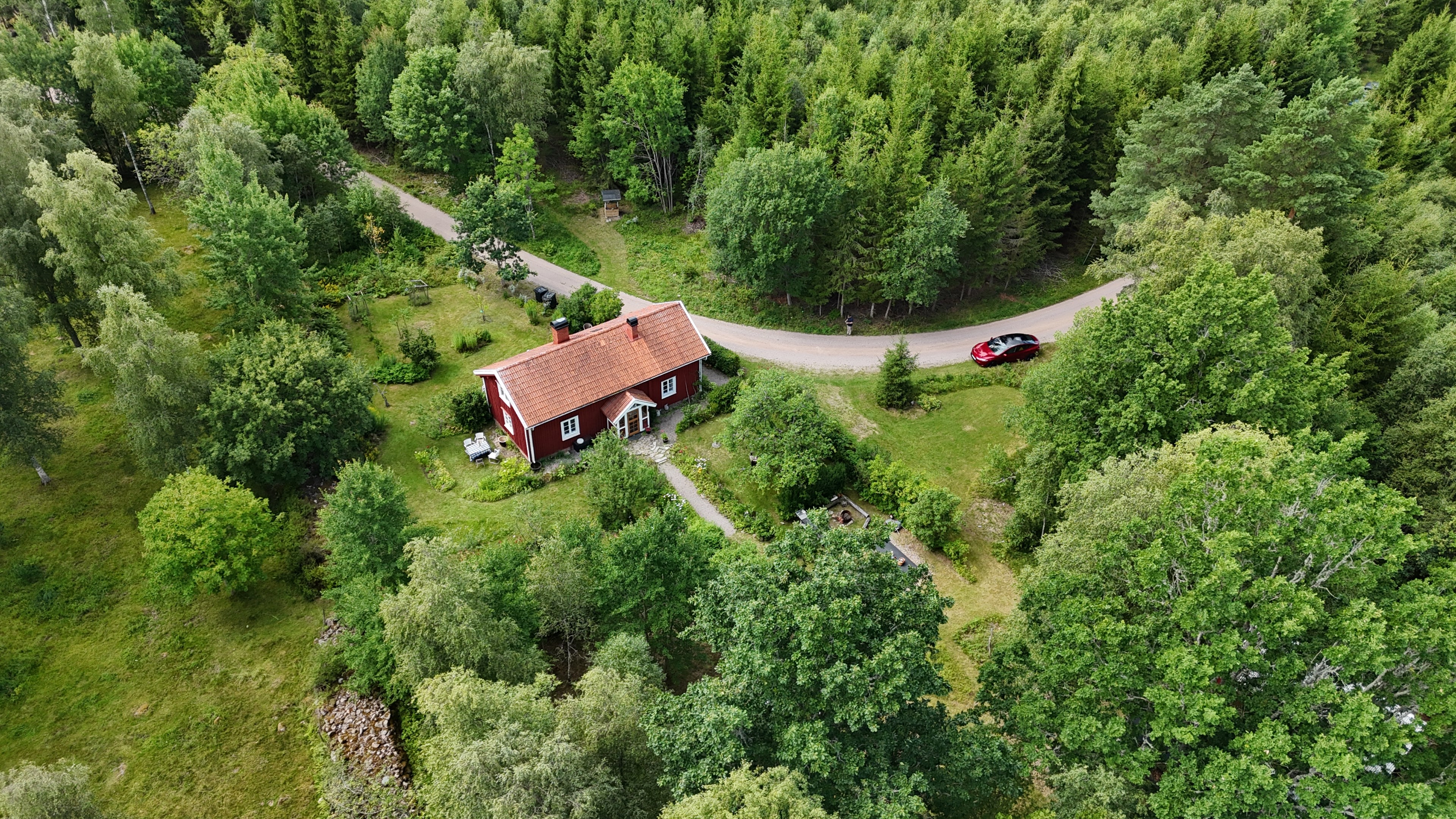 097 6_tomt_dronare-hogt-hus-och-vag
