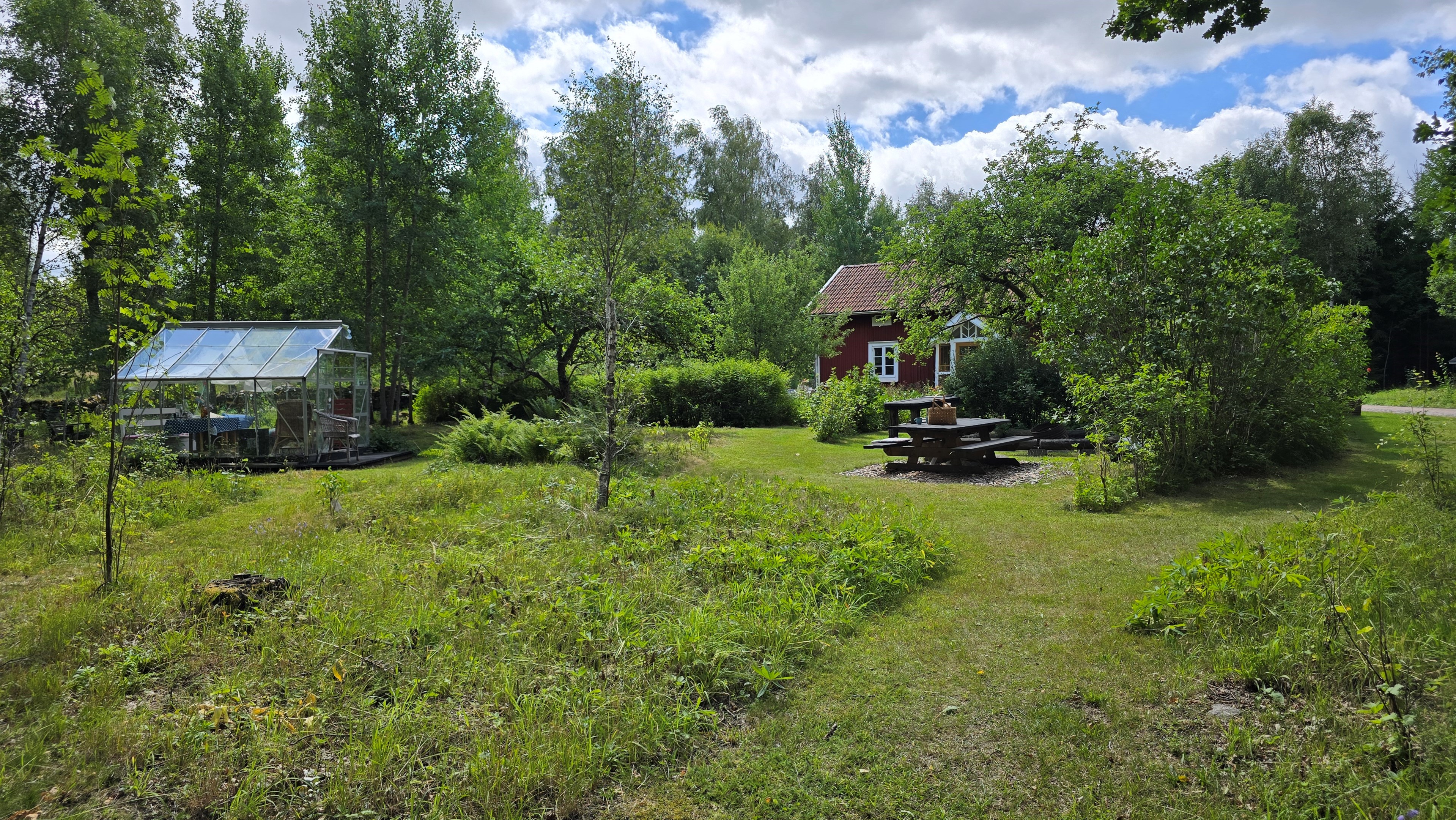 092 6_tomt_tomten-mot-huset-fran-skogsbrynet