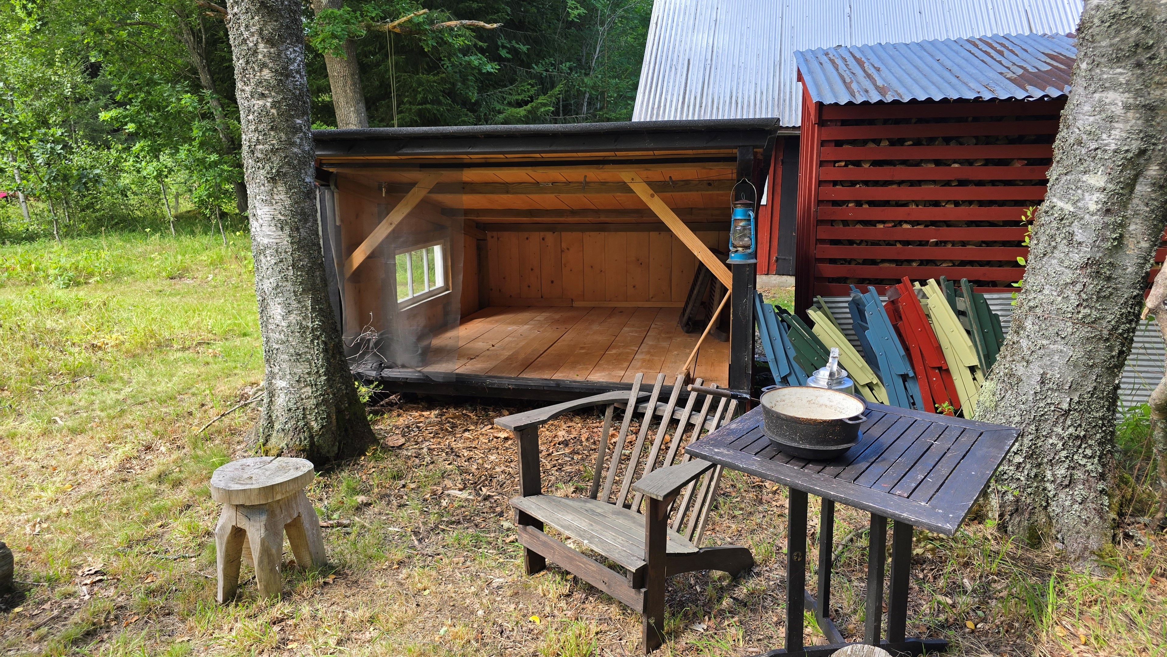 082 5_uthus_vindskydd-med-bord