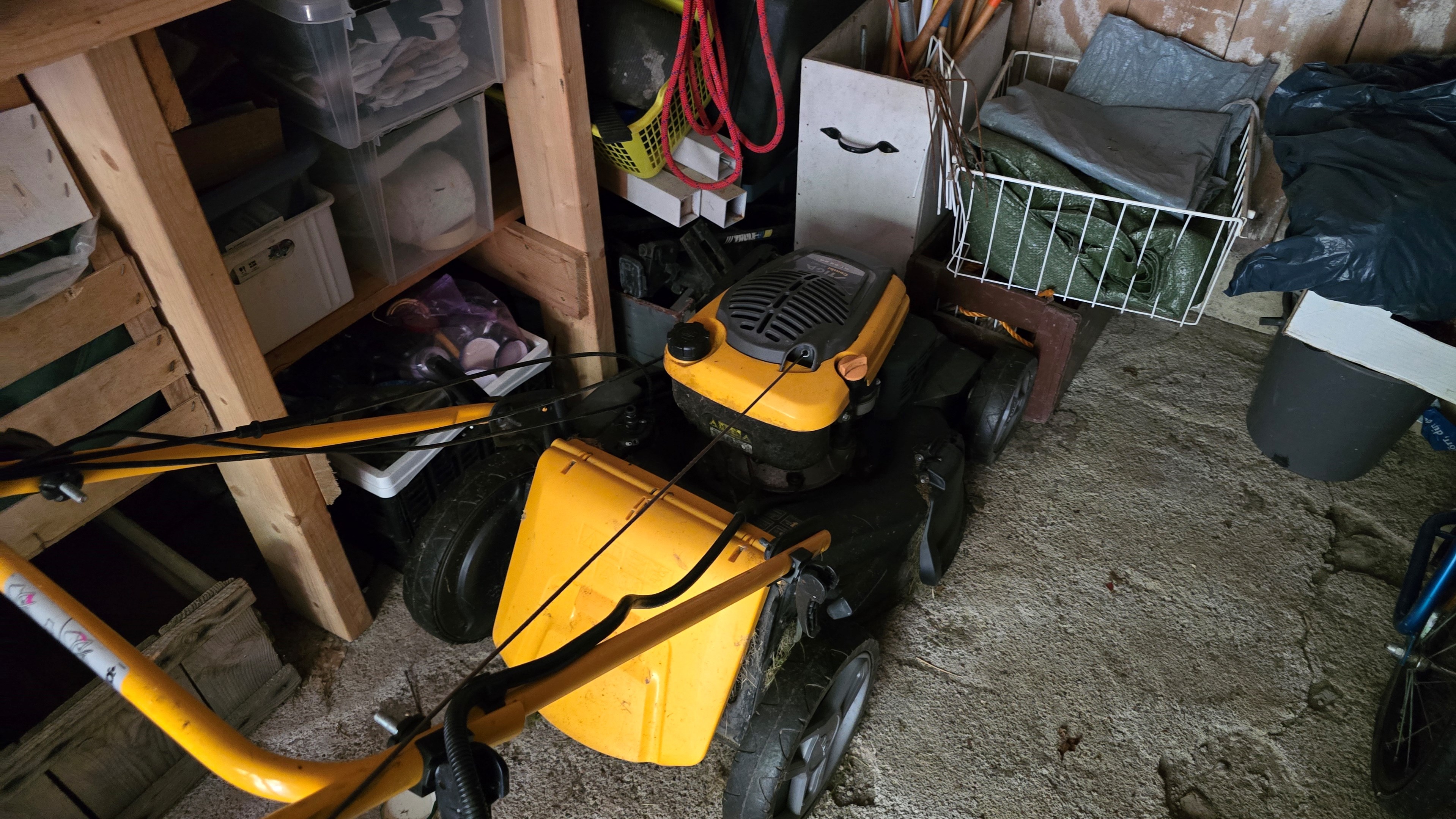 077 5_uthus_garage-med-grasklippare
