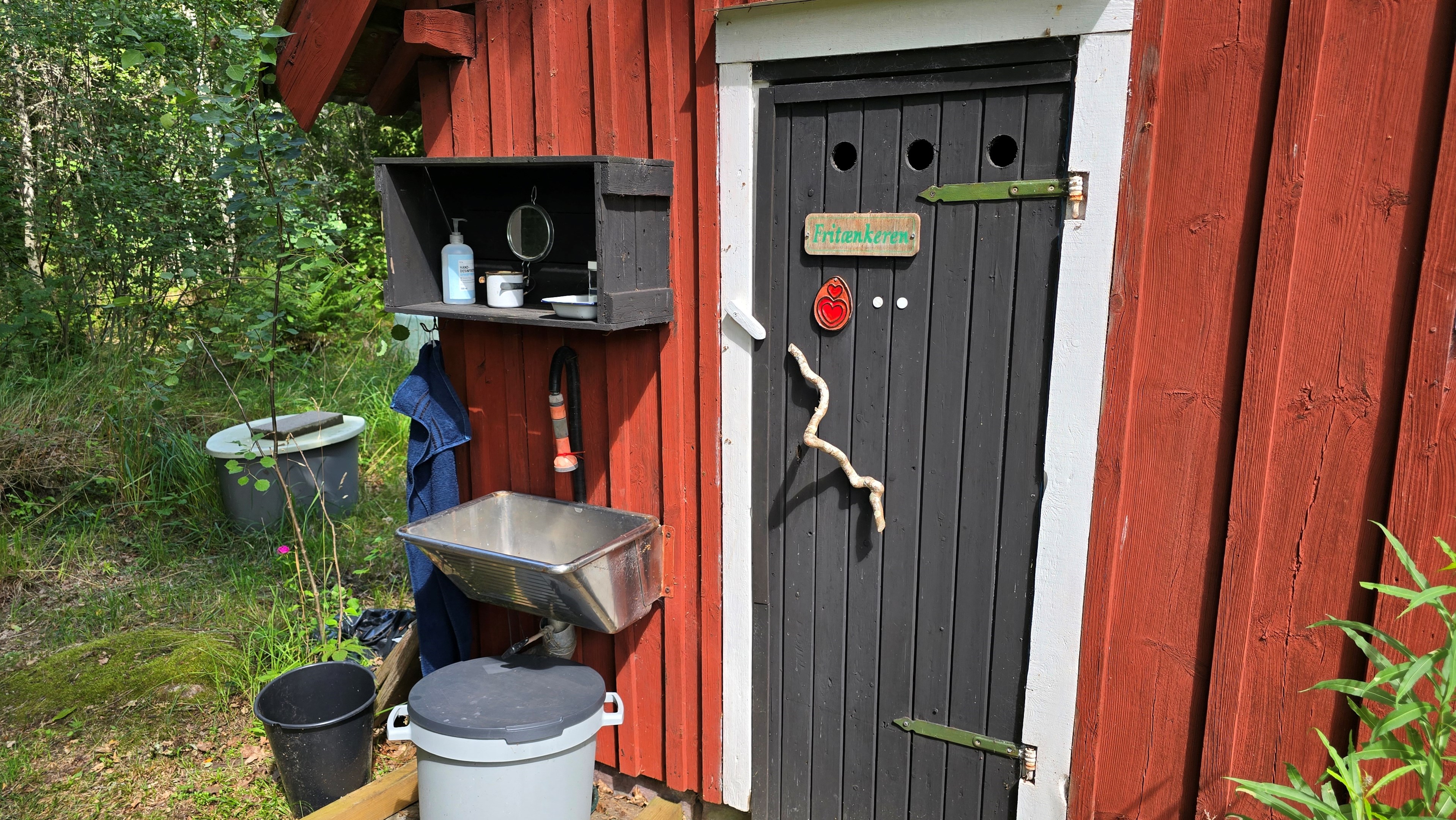 072 5_uthus_dassdorr-med-handfat