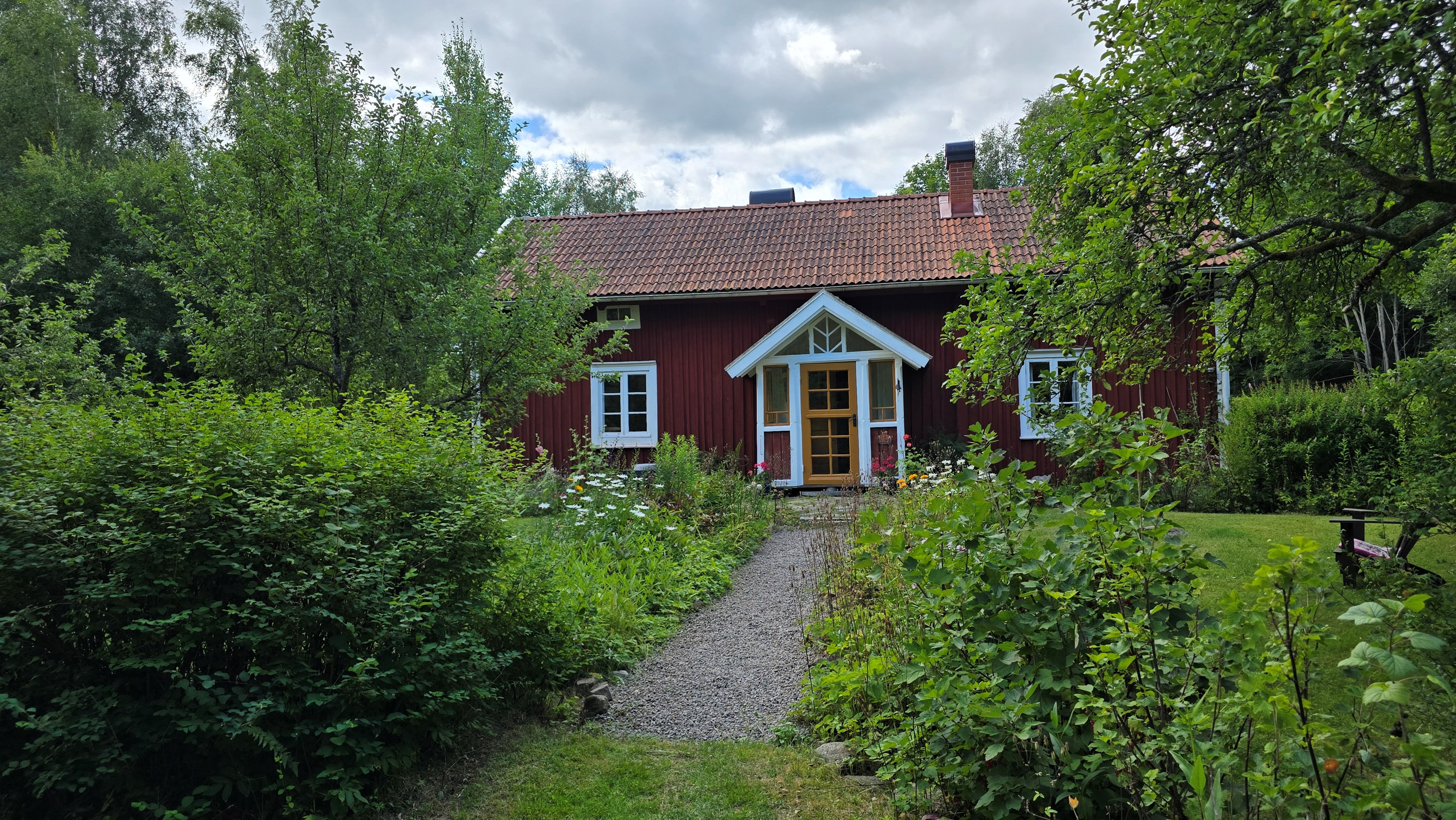 002 1_hus_framsida-sedd-langs-grusgangen