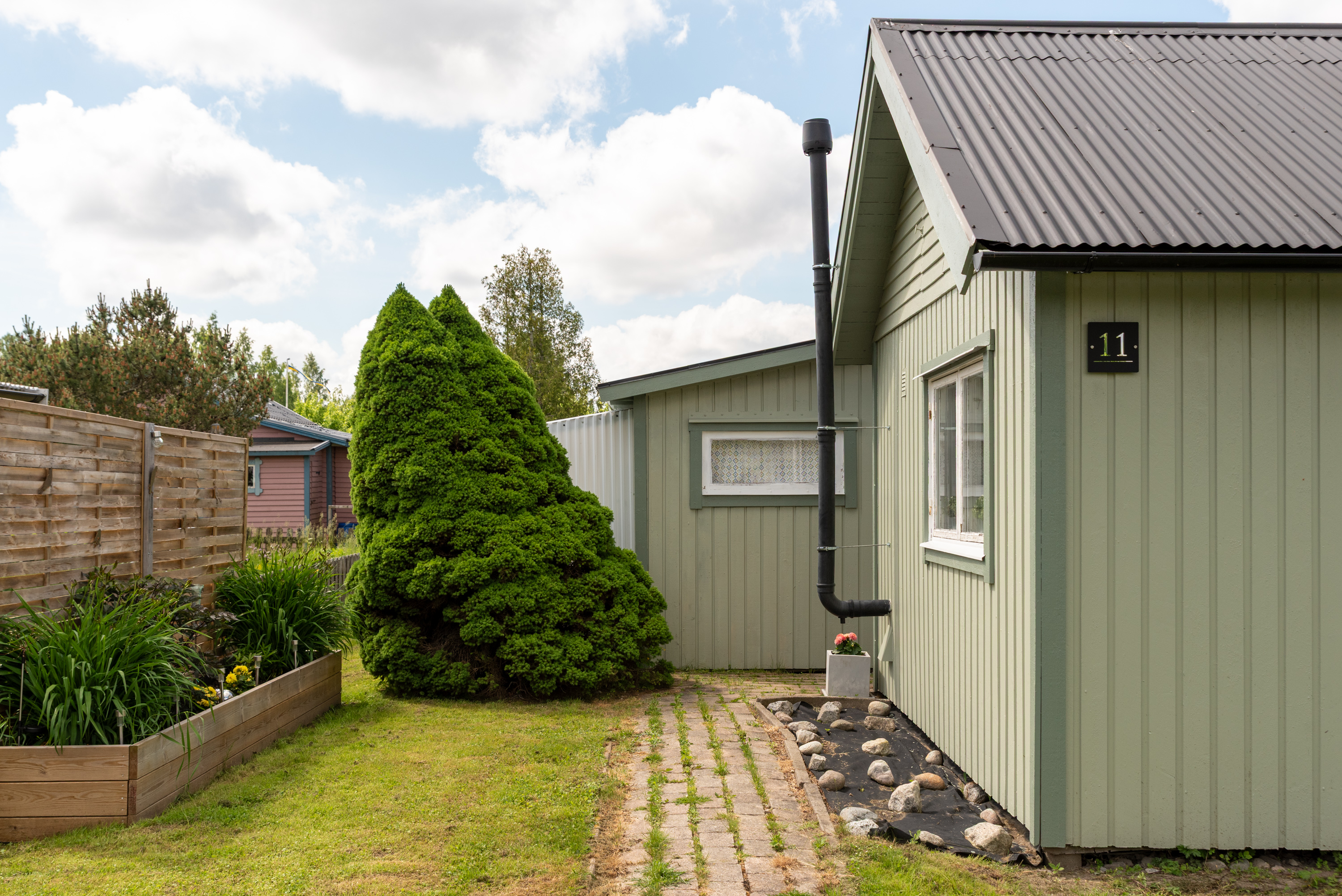 Bostadsbild från Nionde kolonistigen 11, Till salu i Hälla, Västerås