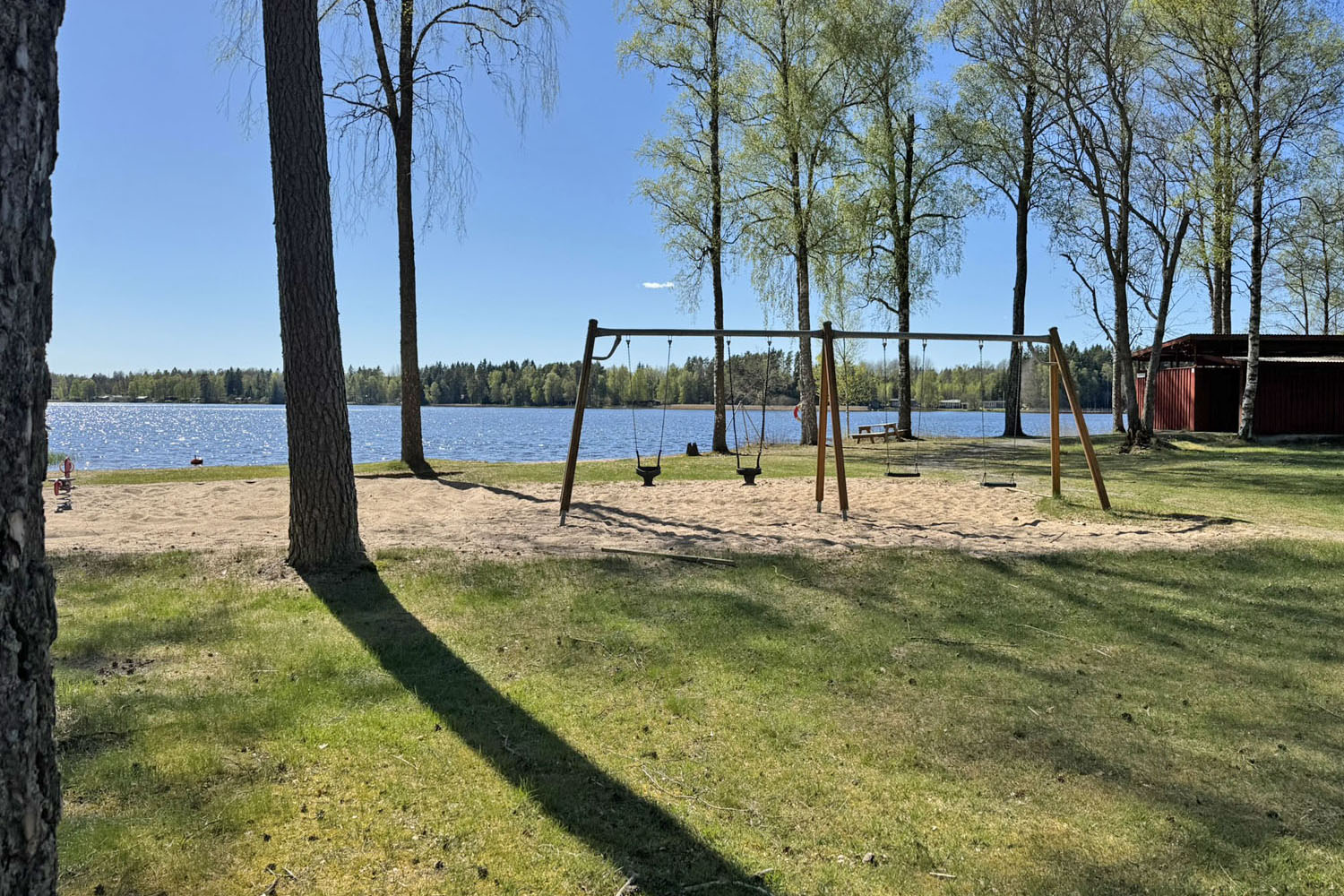 Linneryds badplats på andra sidan sjön.