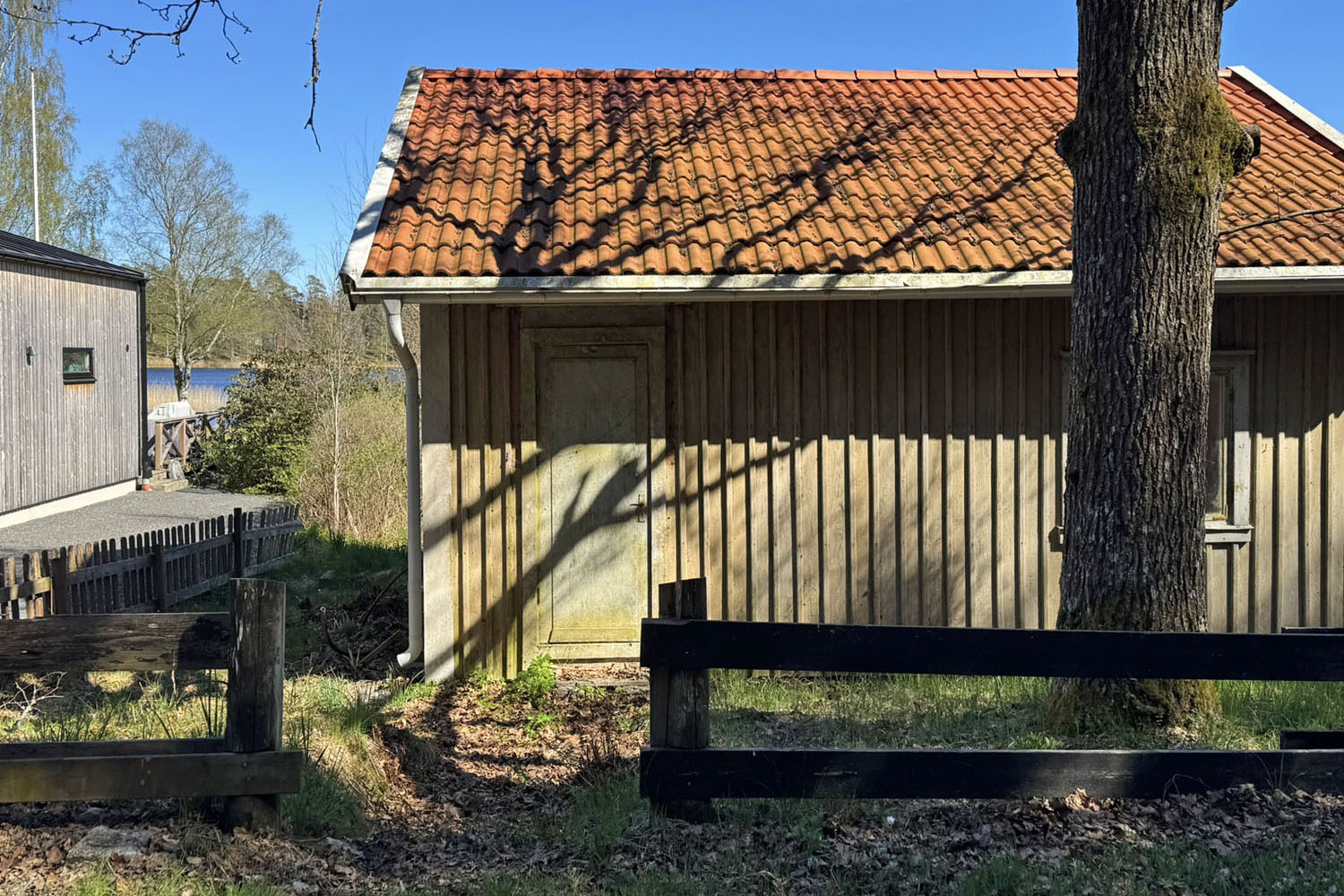 Framsida och entré.