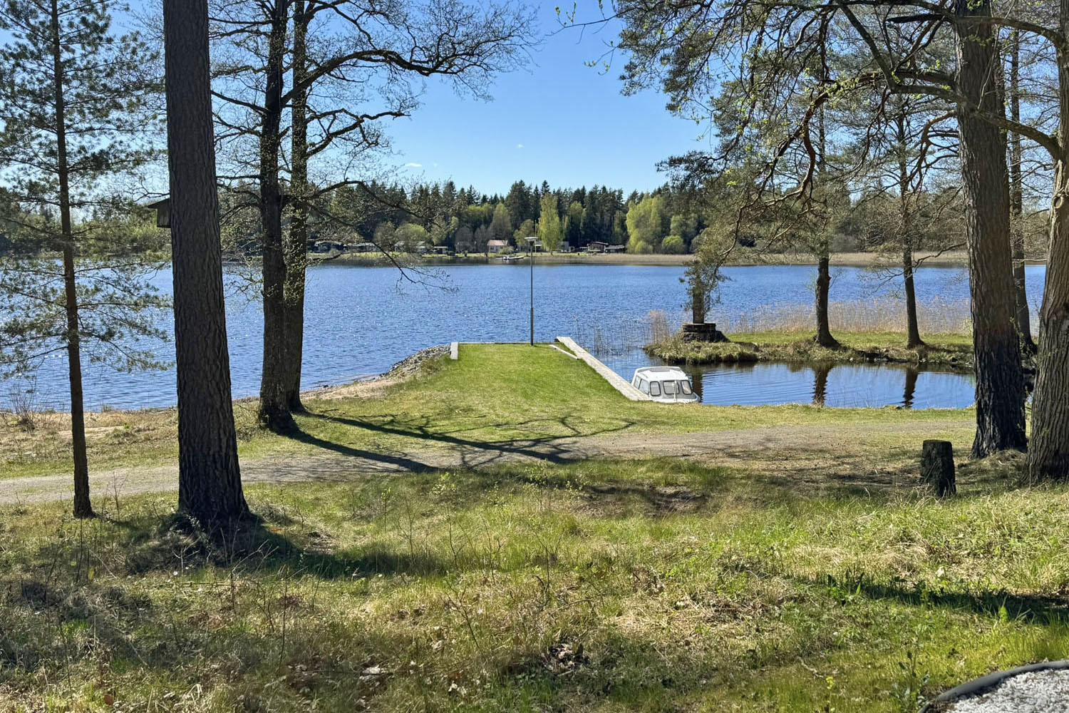 Vy från Tallnäs på andra sidan sjön.