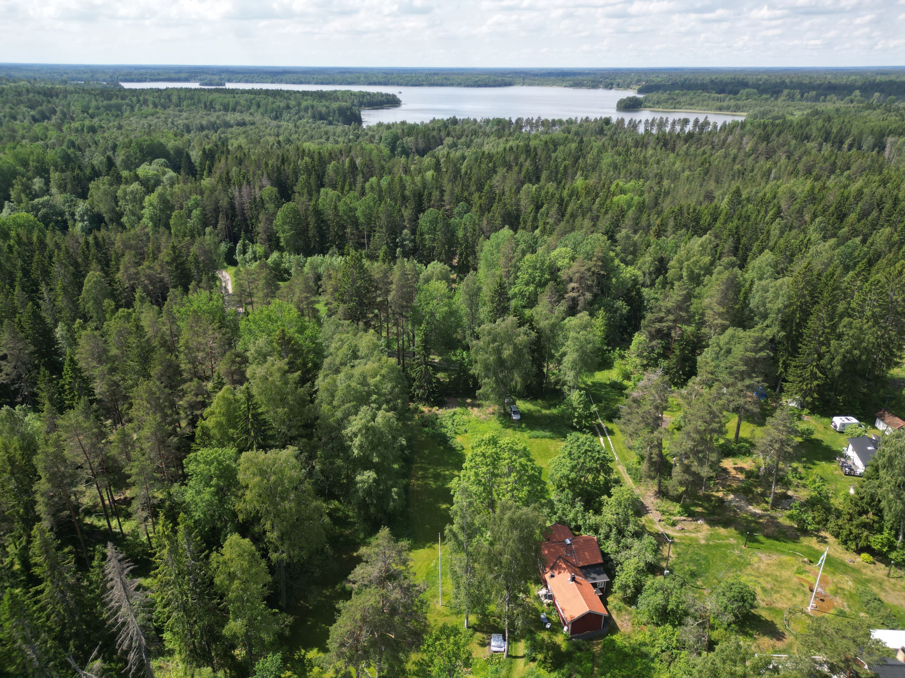 Drönarbild (skog till vänster idag nedtagen vilket ger ljusare tomt). Gavel-Långsjön längre bort.