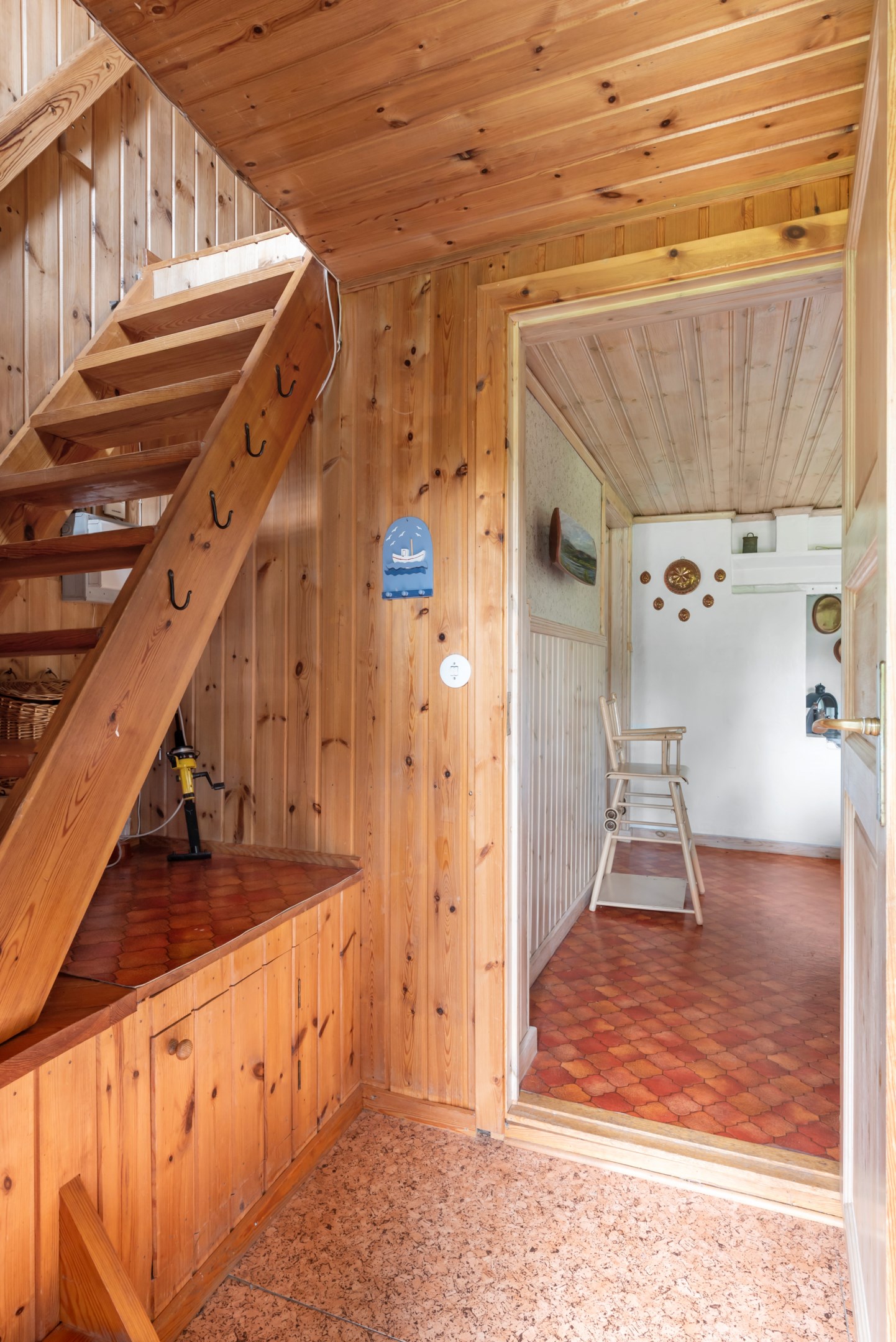 Hall med trappa till övre plan