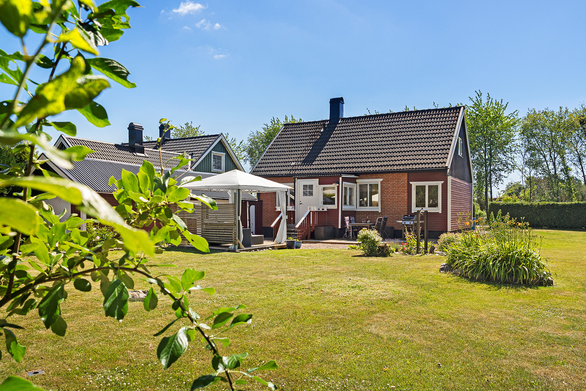 Mysigt med stor trädgård
