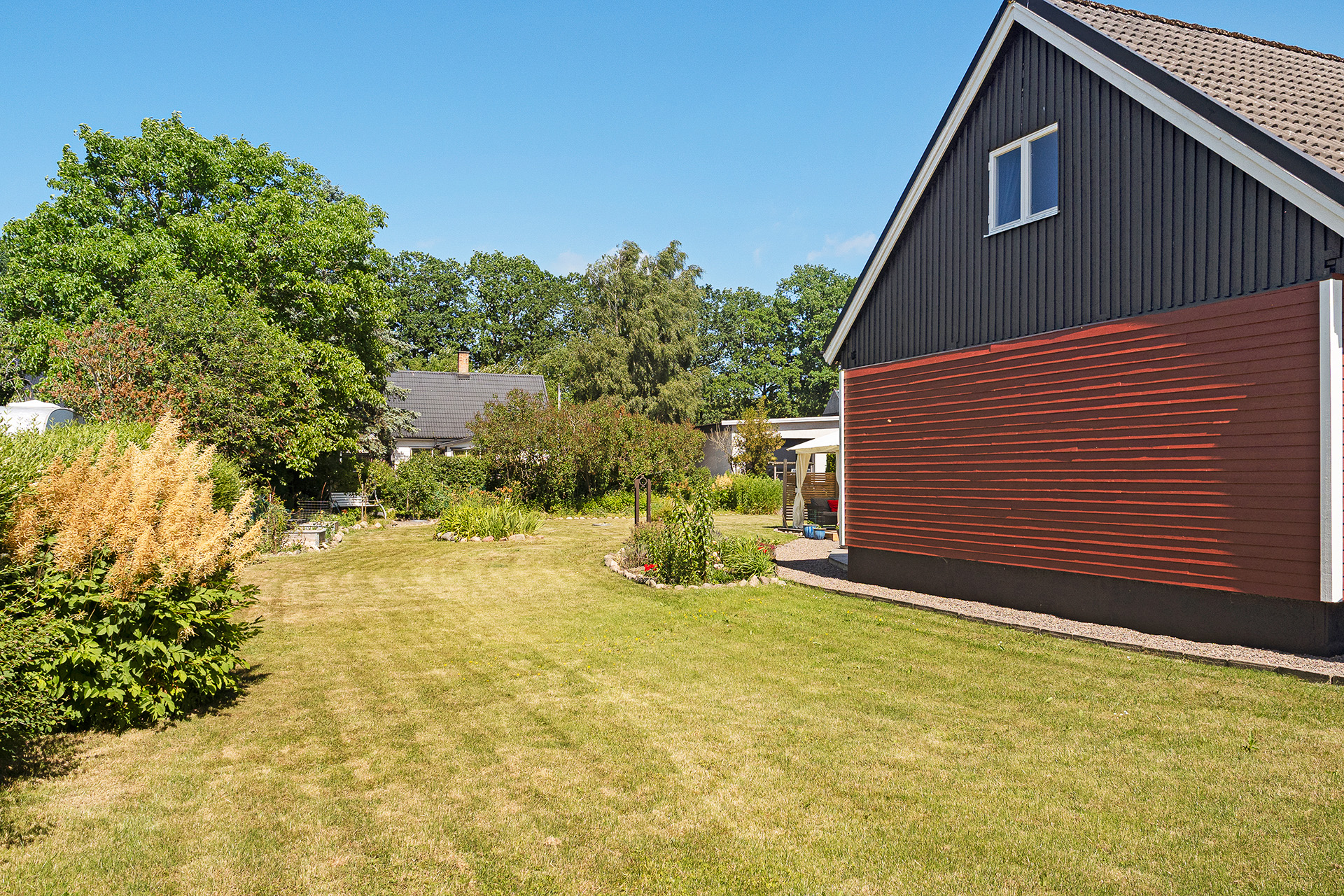 Stor härlig trädgård - kanske vill du ha pool?