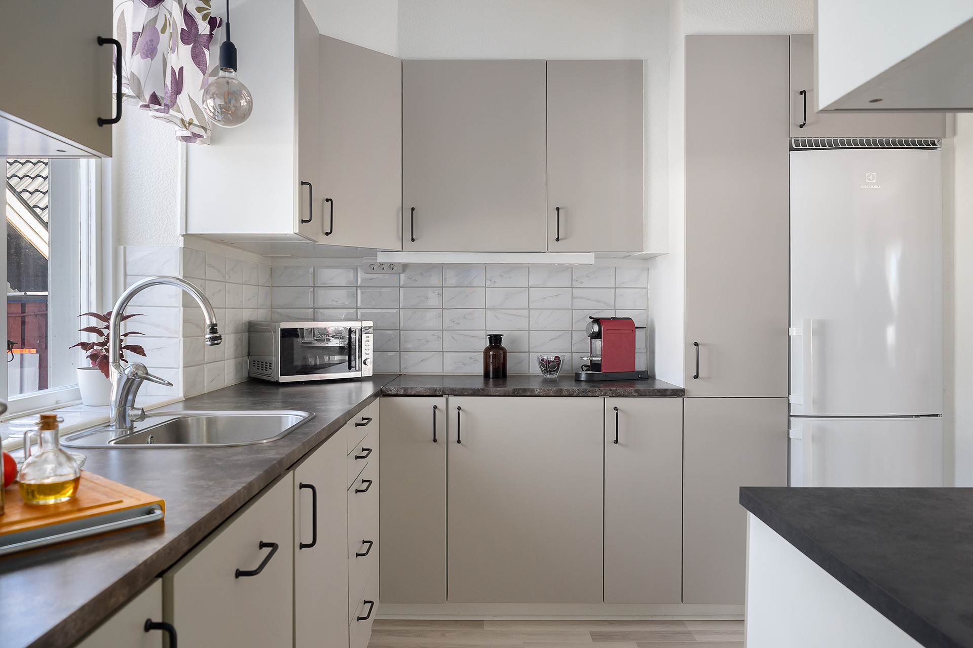 Trevligt kök med integrerad diskmaskin