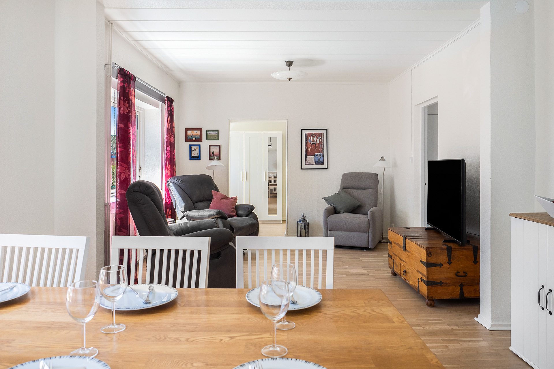 Matplats med vy mot vardagsrum och tillbyggnad