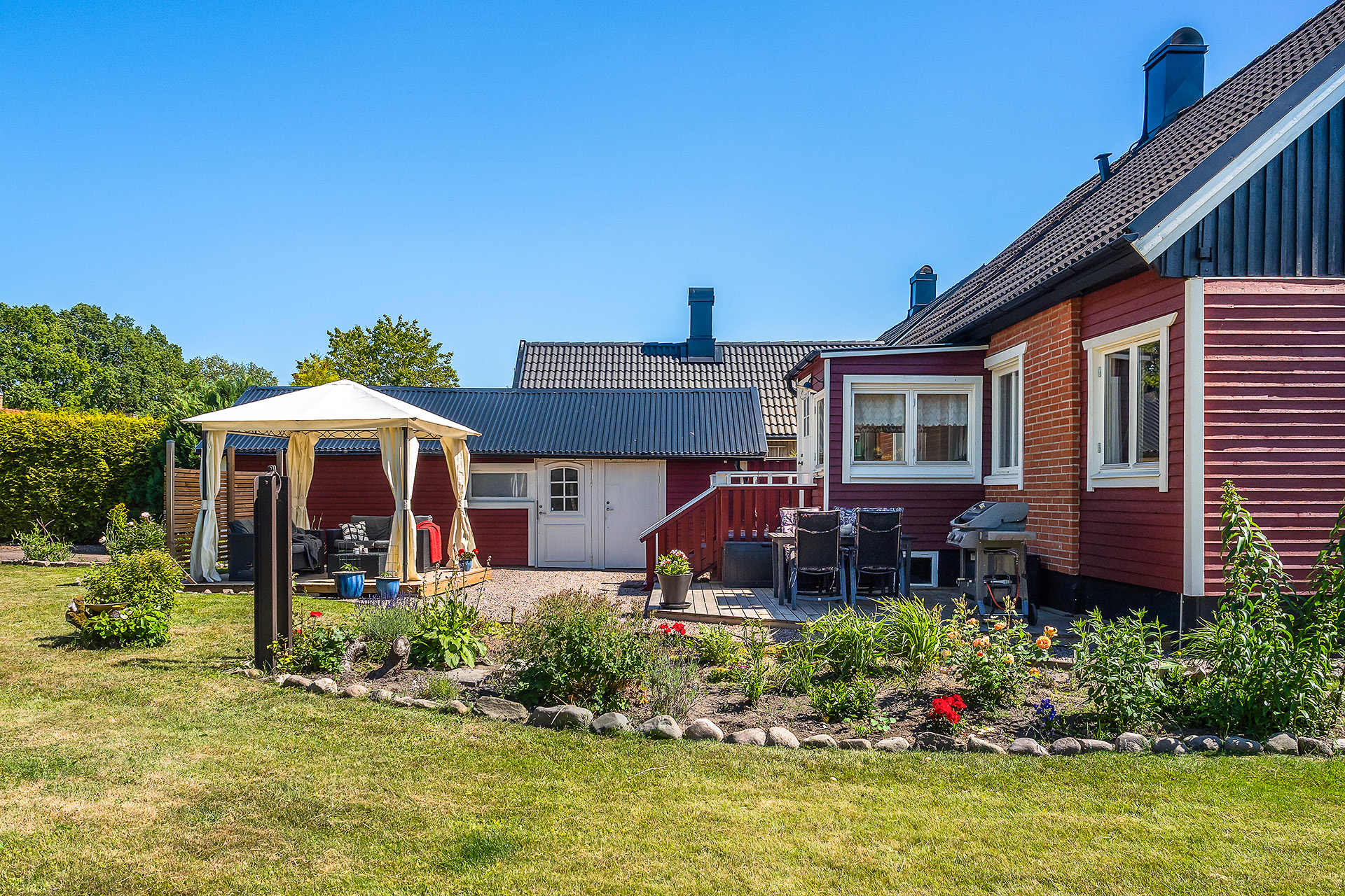 Stor härlig trädgård med två uteplatser